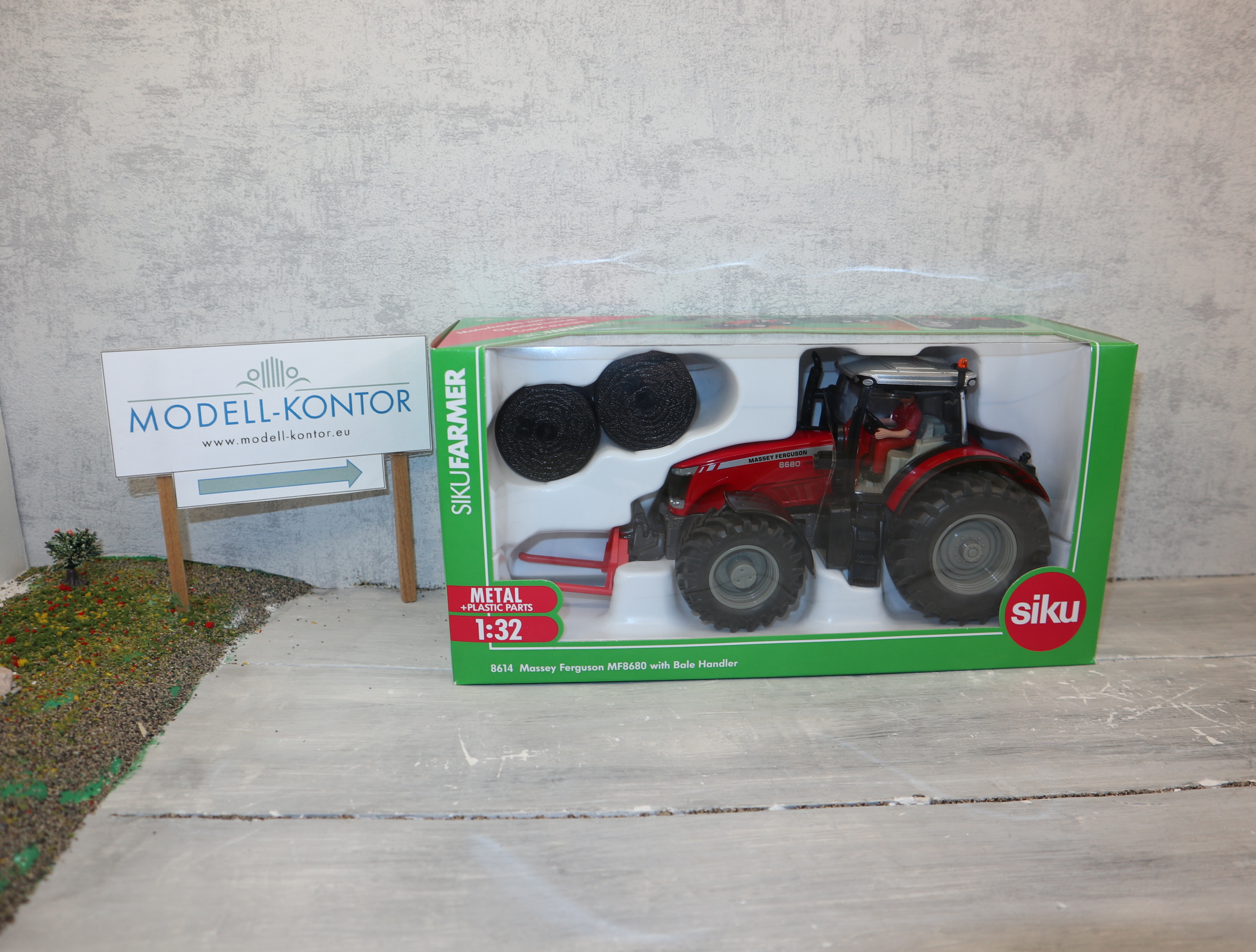 Siku 8614 in 1:32 Massey Ferguson 8680 mit Ballengabel Sondermodell IRLAND, NEU in OVP