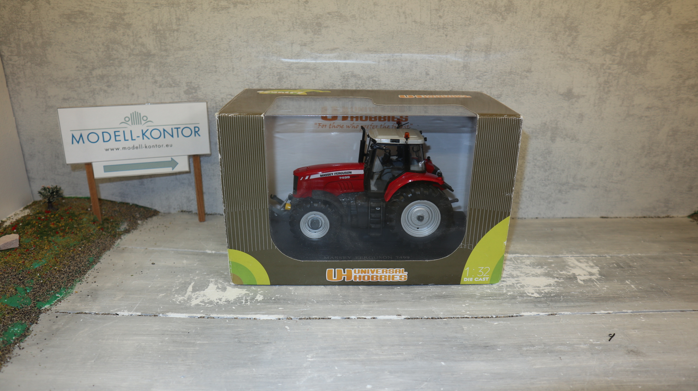 Universal Hobbies UH 2850 in 1:32, Massey Ferguson 7499, NEU in OVP