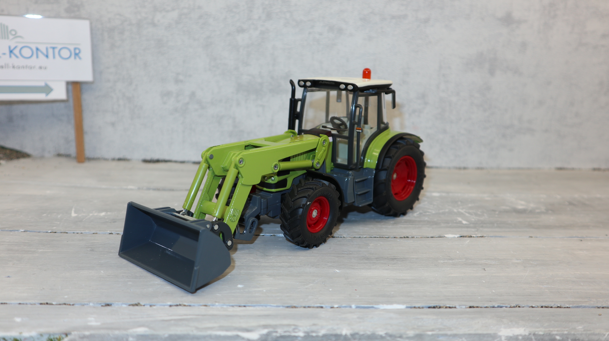 Siku 3656 in 1:32 Claas ARES 697 ATZ mit Wechselsystem am Frontlader,   NEU in OVP
