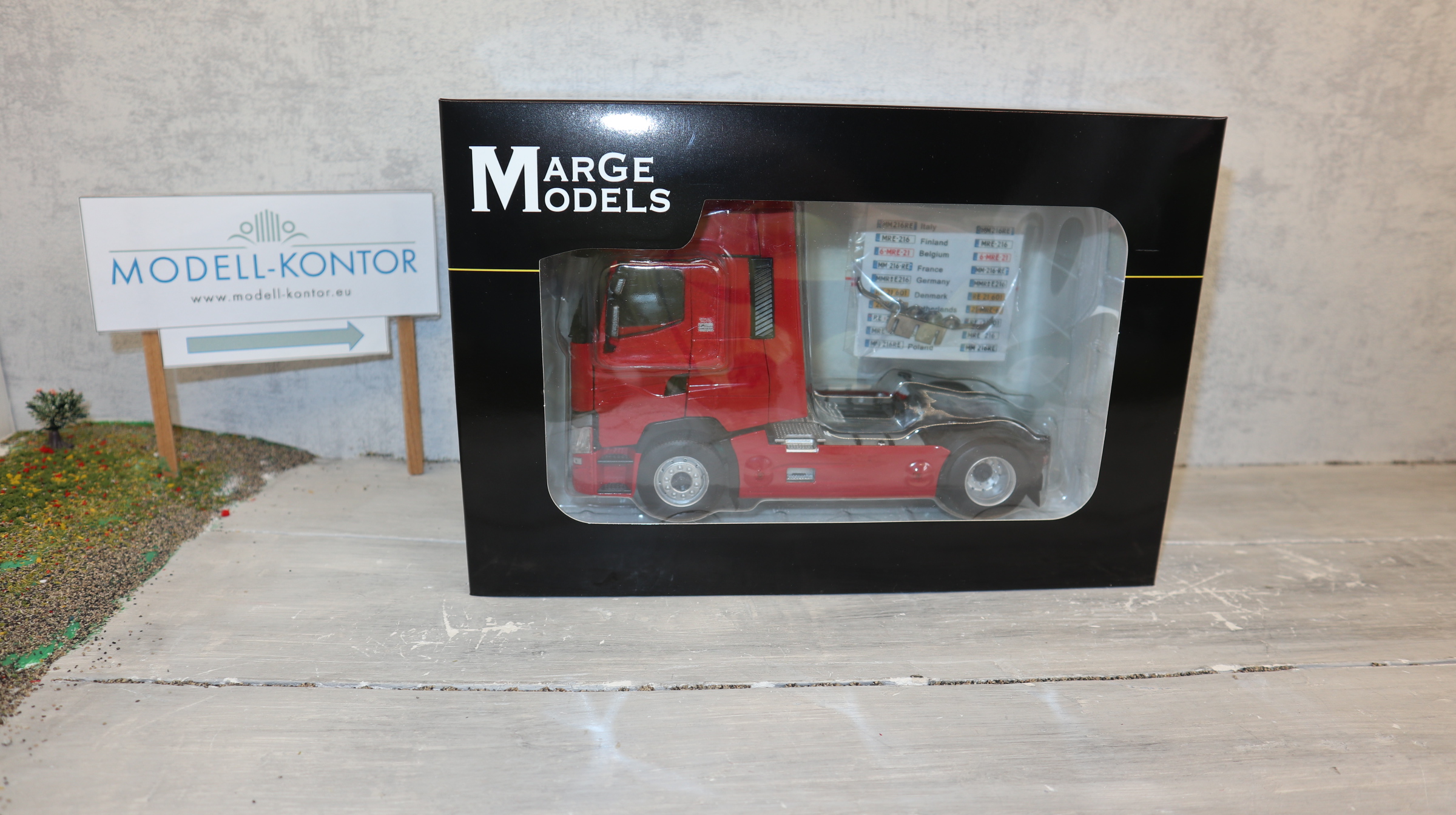 MarGe 2205-03 in 1:32,  RENAULT T 4x2 in rot als SZM. NEU in OVP