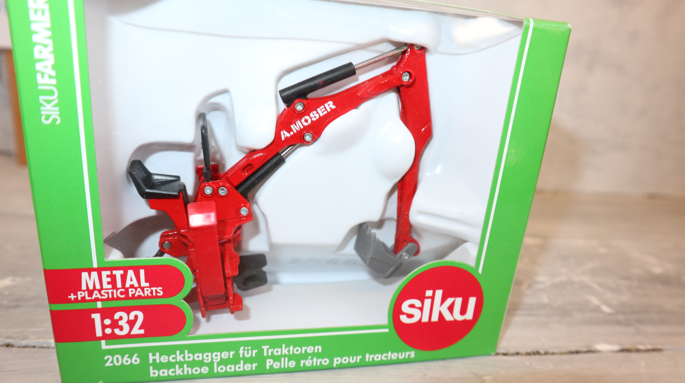 Siku 2066 in 1:32,   MOSER Heckbagger für Trecker, NEU in OVP