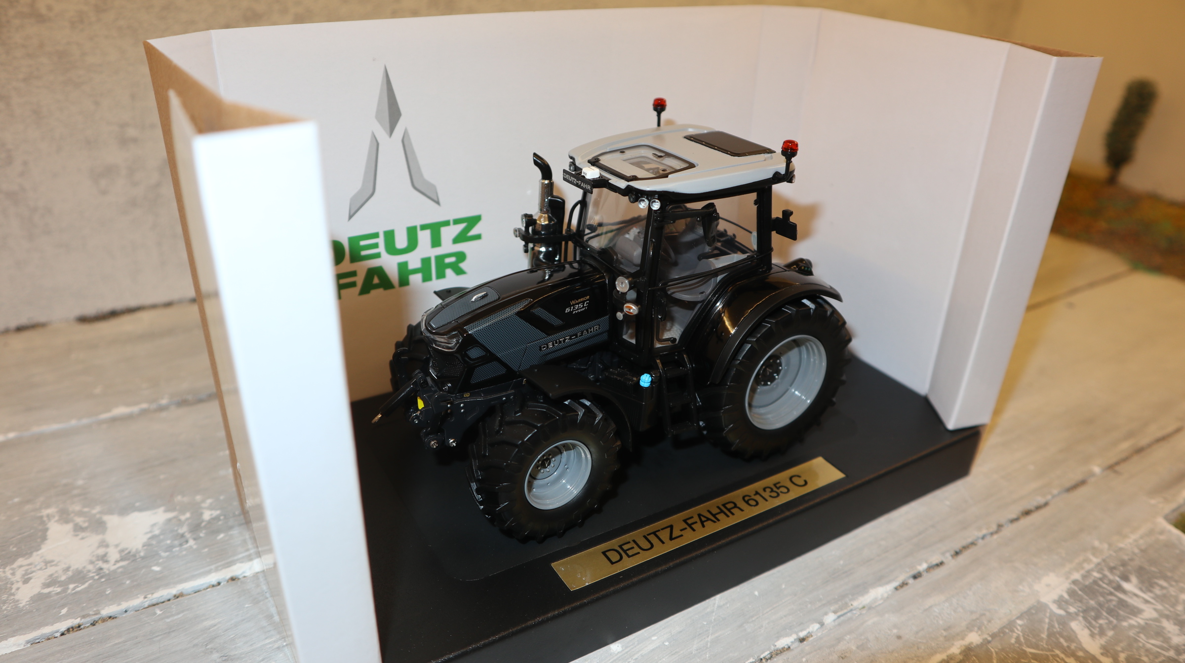 Weise Toys 1087 in 1:32, Deutz 6135 C RVshift Warrior BLACK, NEU in OVP