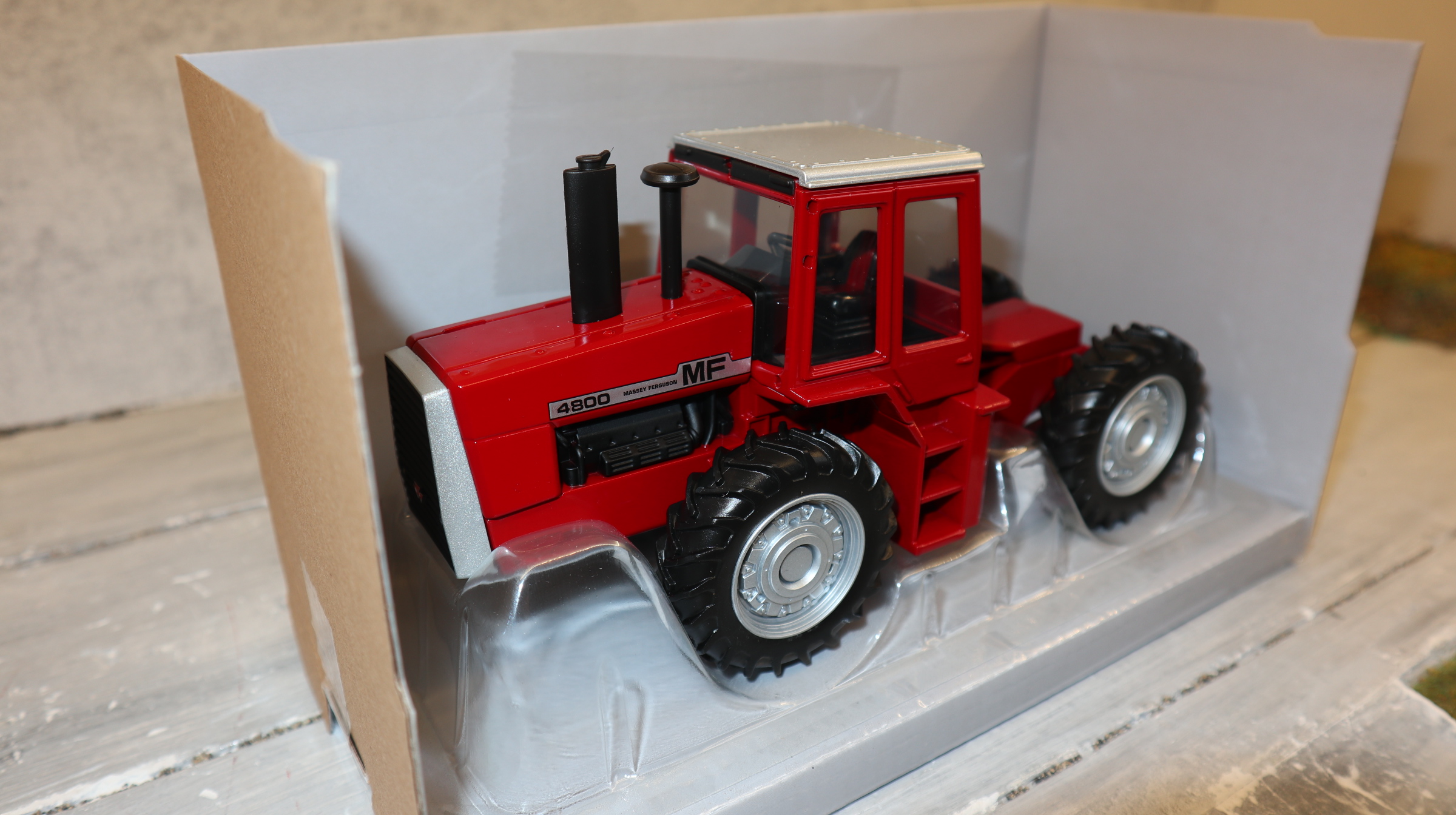 Ertl Britains 16444 in 1:32, Massey Ferguson MF 4800 Knicklenker, USA-Modell, NEU in OVP