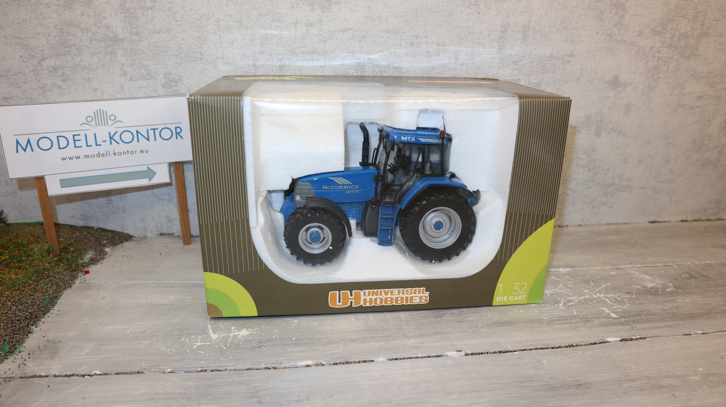 UH 2392 in 1:32, Mc Cormick MTX 175 in BLAU, NEU in OVP