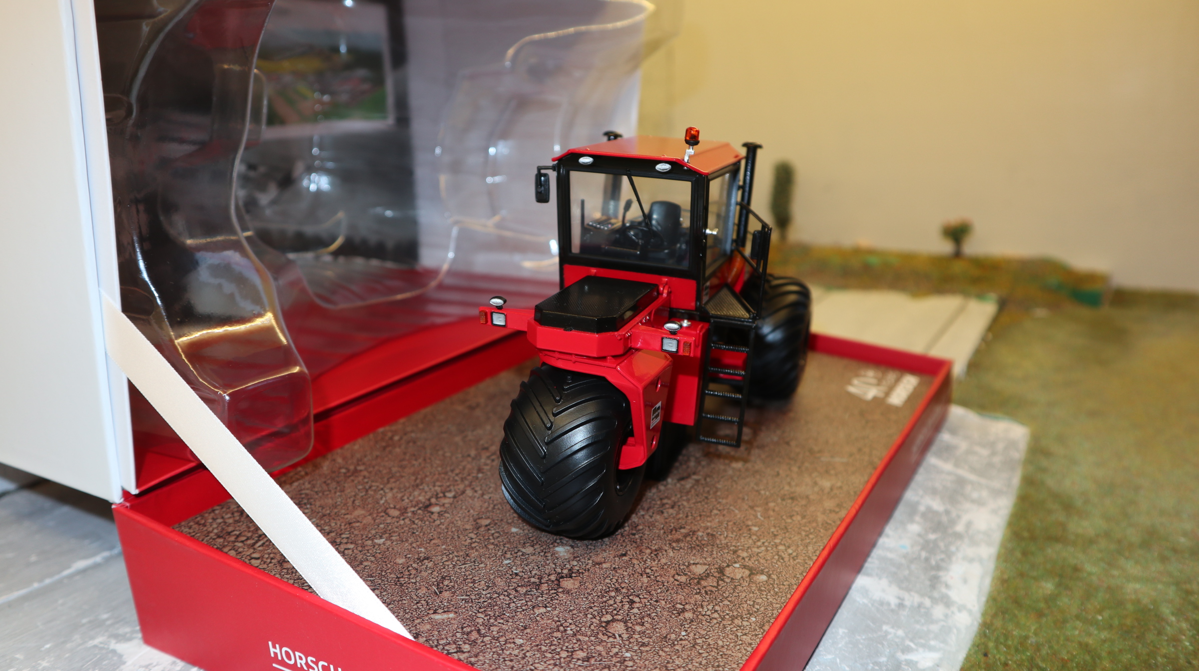 Universal Hobbies UH 6683 in 1:32,  Horsch Terra-Trac TT220 "40 Jahre Horsch",  NEU in OVP