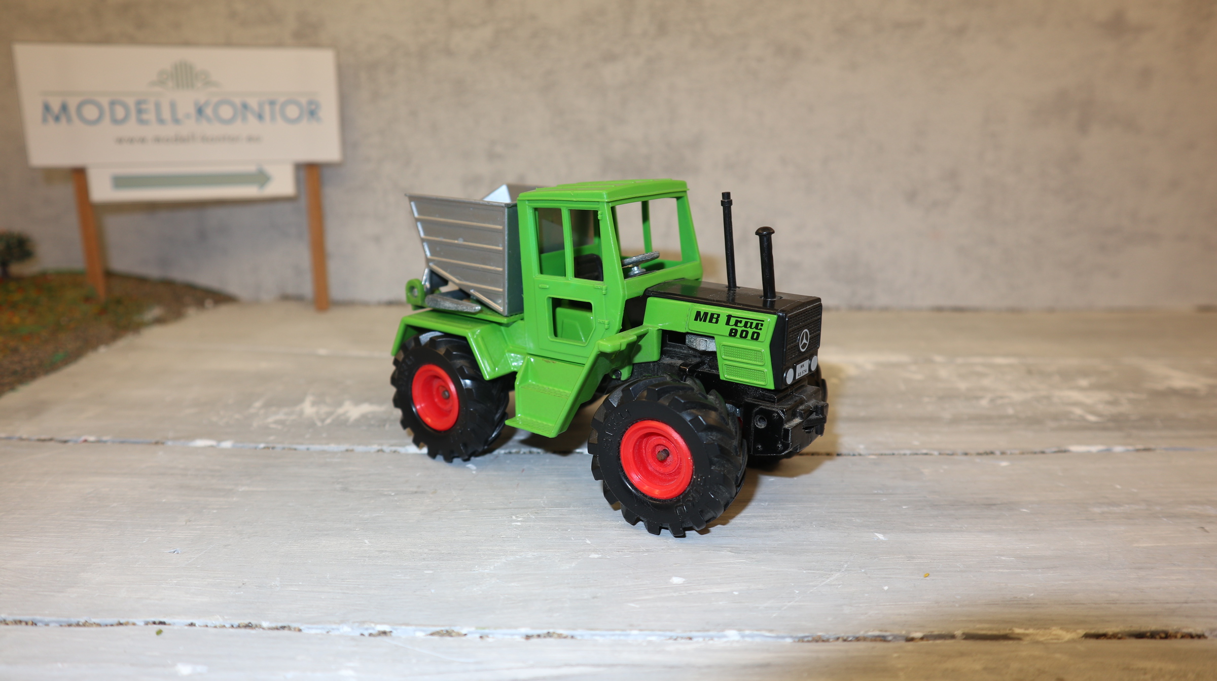 Siku 2951 in 1:32,  MB Trac 800 mit Kippmulde in grün (Version 2), TOP ohne OVP