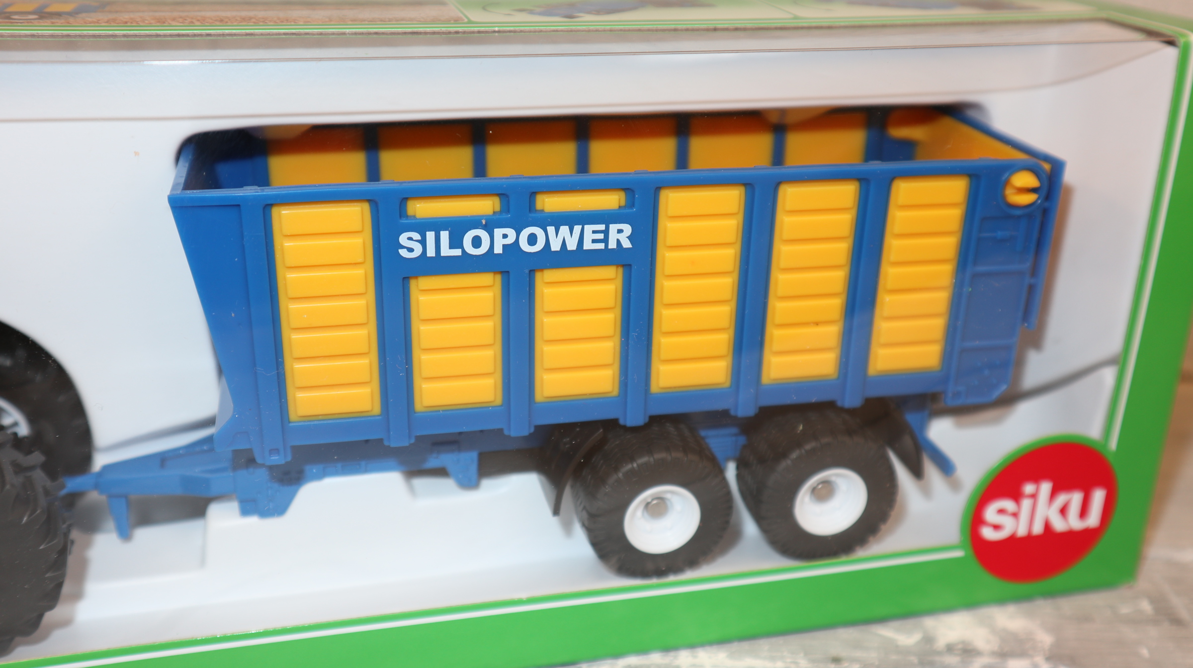 Siku 1947 in 1:50,  New Holland Knicklenker mit Silagewagen, Neu in OVP