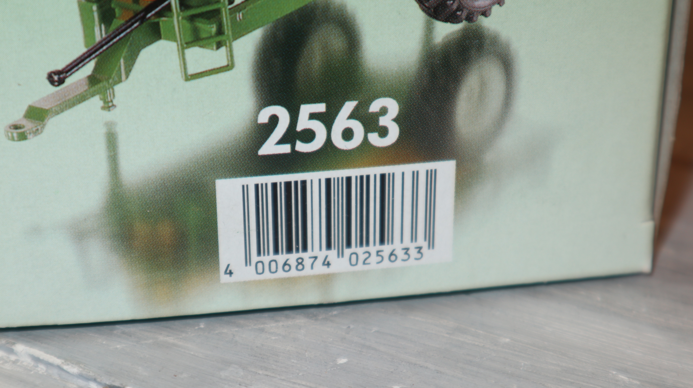 Siku 2563 in 1:32, Hänger Feldspritzt EHLEGO weiß-blau Sondermodell, NEU in OVP