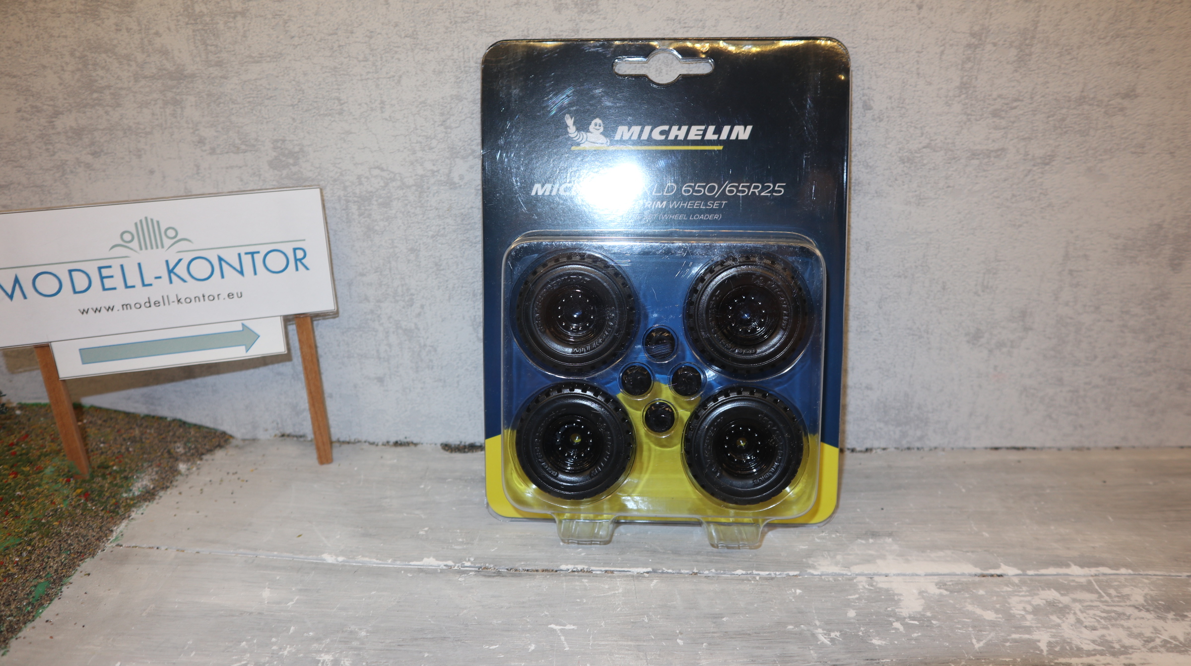 AT Collections 3200205 in 1:32, Michelin XLD 650/65R25 NEU in OVP