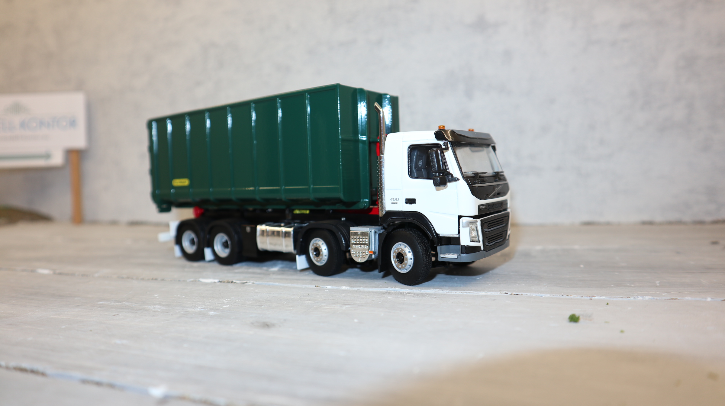 WSI 02-2428 in 1:50, VOLVO FM 8x4 Day Cab für Australien, Abroller PALFINGER mit Hochmulde, NEU in OVP