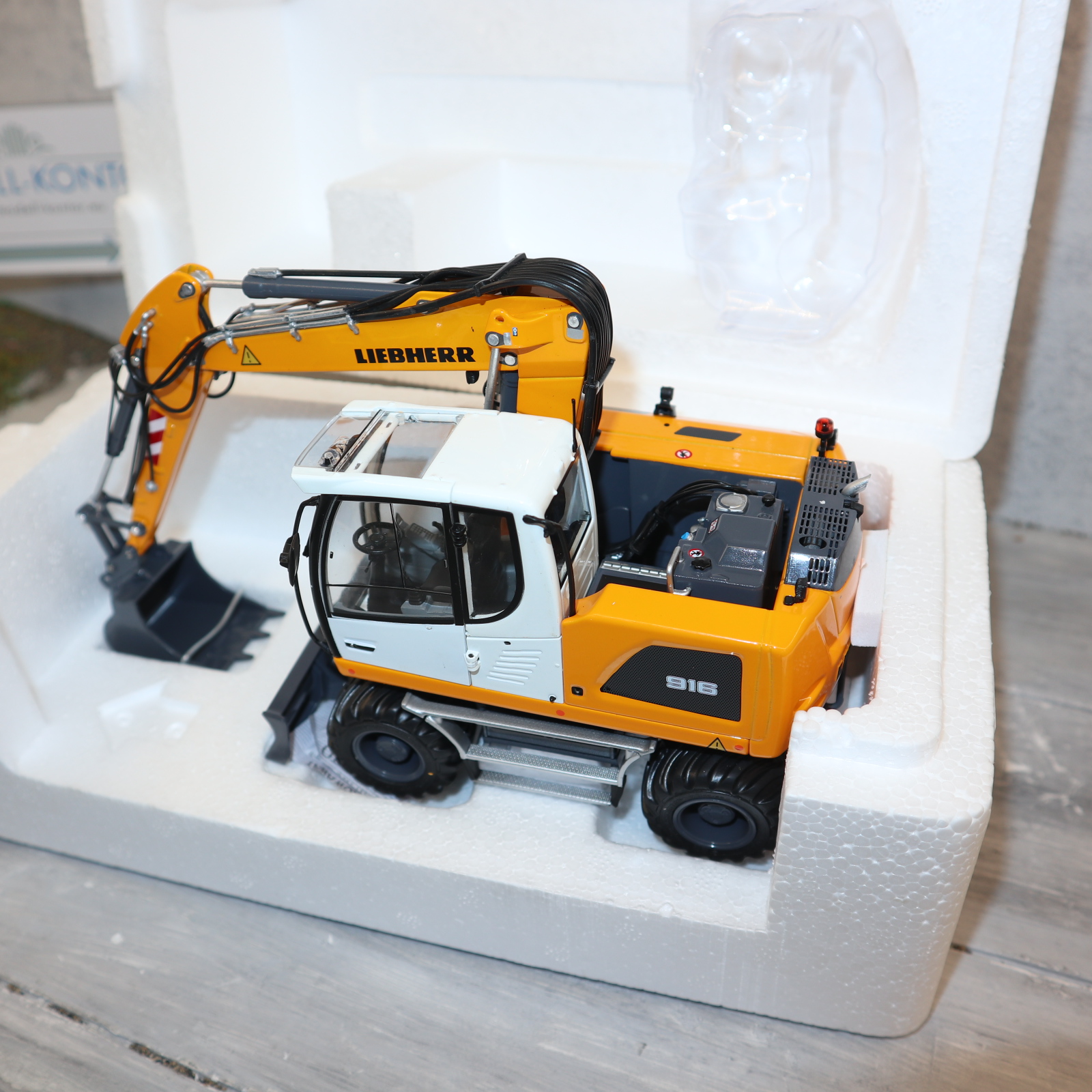 AT Collections 3200140 in 1:32  LIEBHERR A916 4WD Radbagger in gelb mit NOKIAN-Reifen NEU in OVP