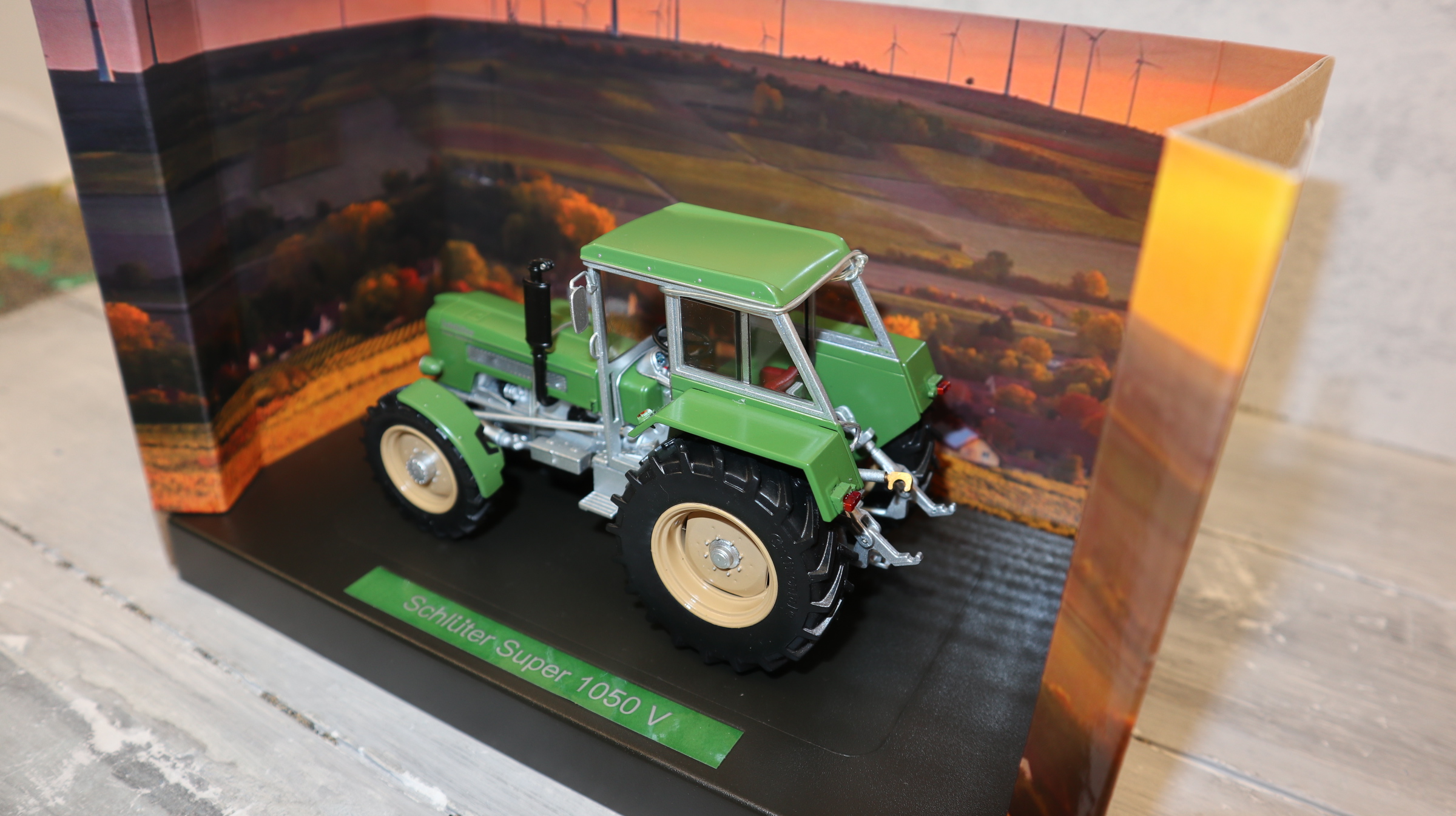 Weise Toys 1077 in 1:32, Schlüter Super 1050 V in GRÜN mit Kabine, NEU in OVP