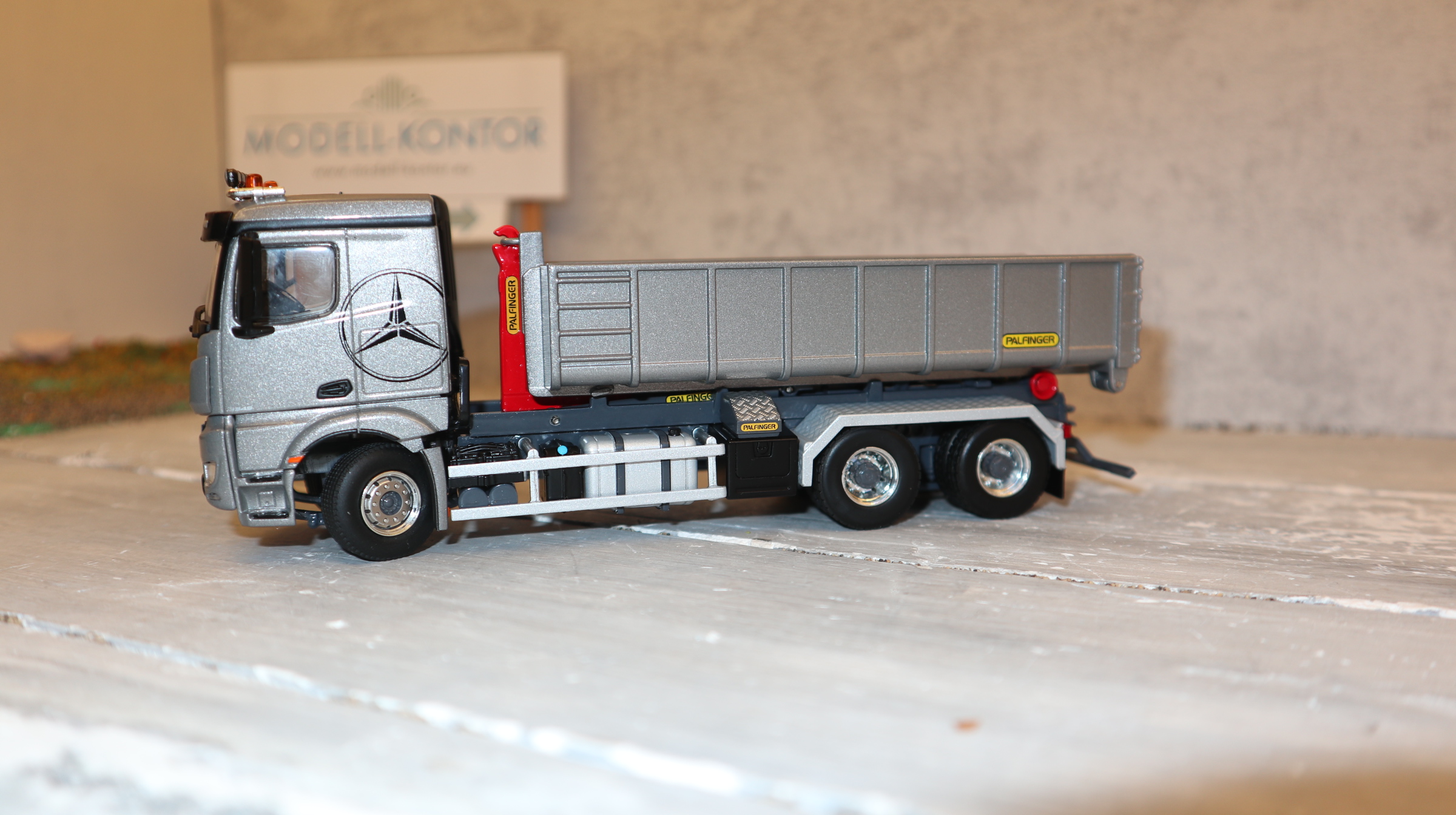 WSI 02-3792 in 1:50, MB Arocs MP4 6x4 silber Palfinger Abroller, NEU in OVP