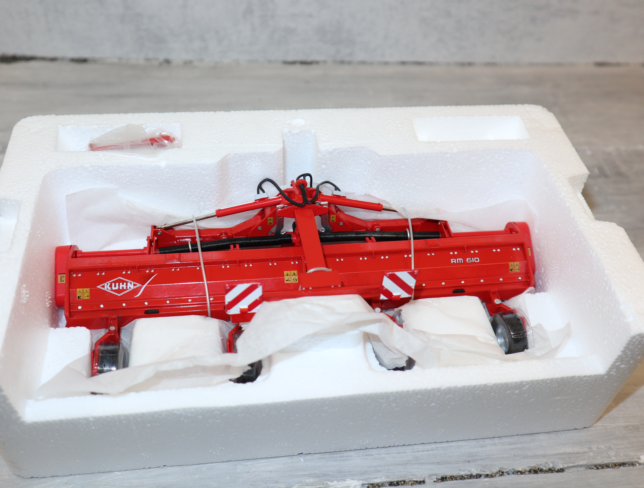 Replicagri 054 in 1:32 Kuhn RM610 Universalmulcher 6m, NEU in OVP