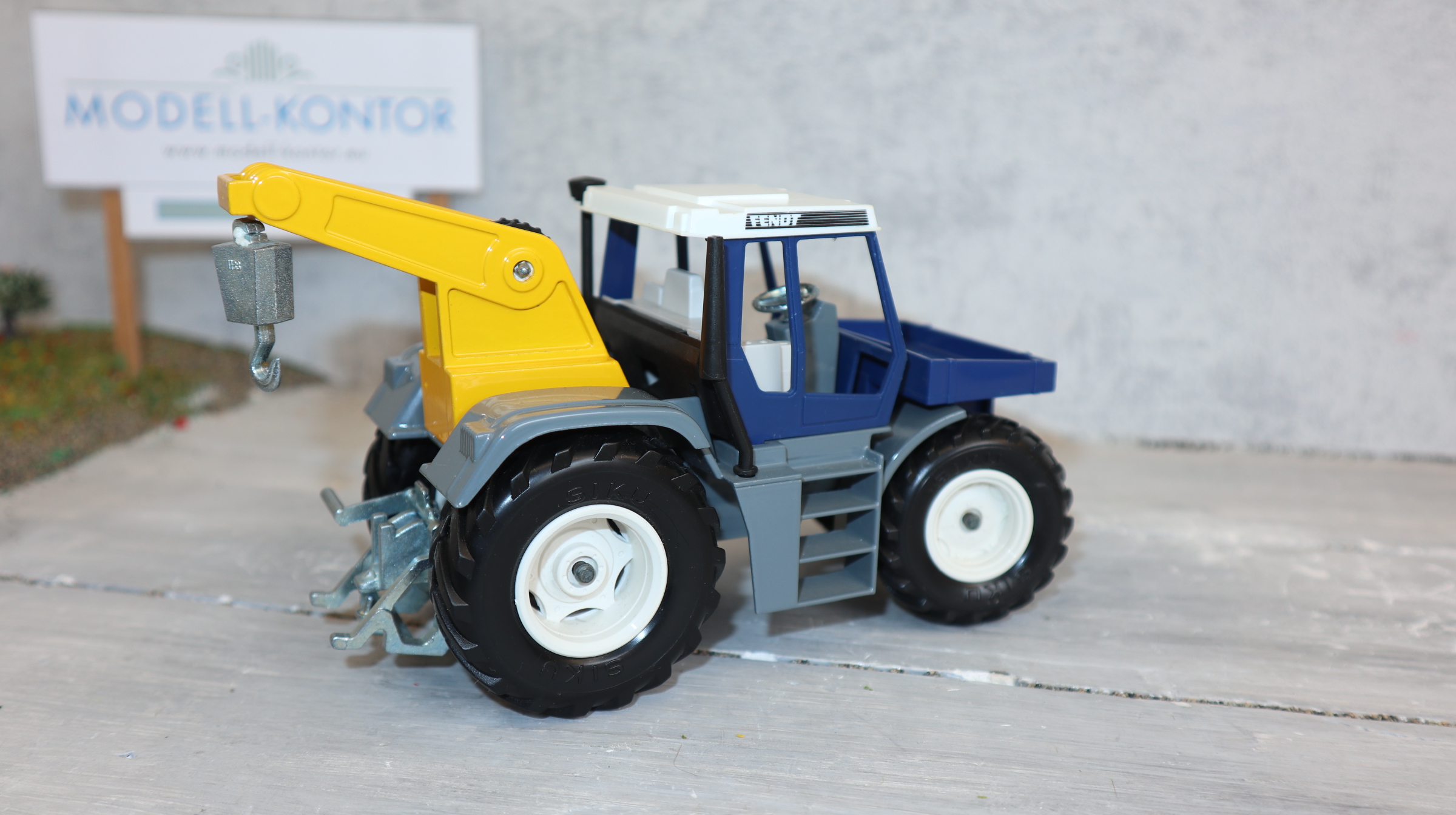 Siku 3456 in 1:32,  Fendt Xylon mit Seilwinde BLAU-GELB, TOP ohne OVP