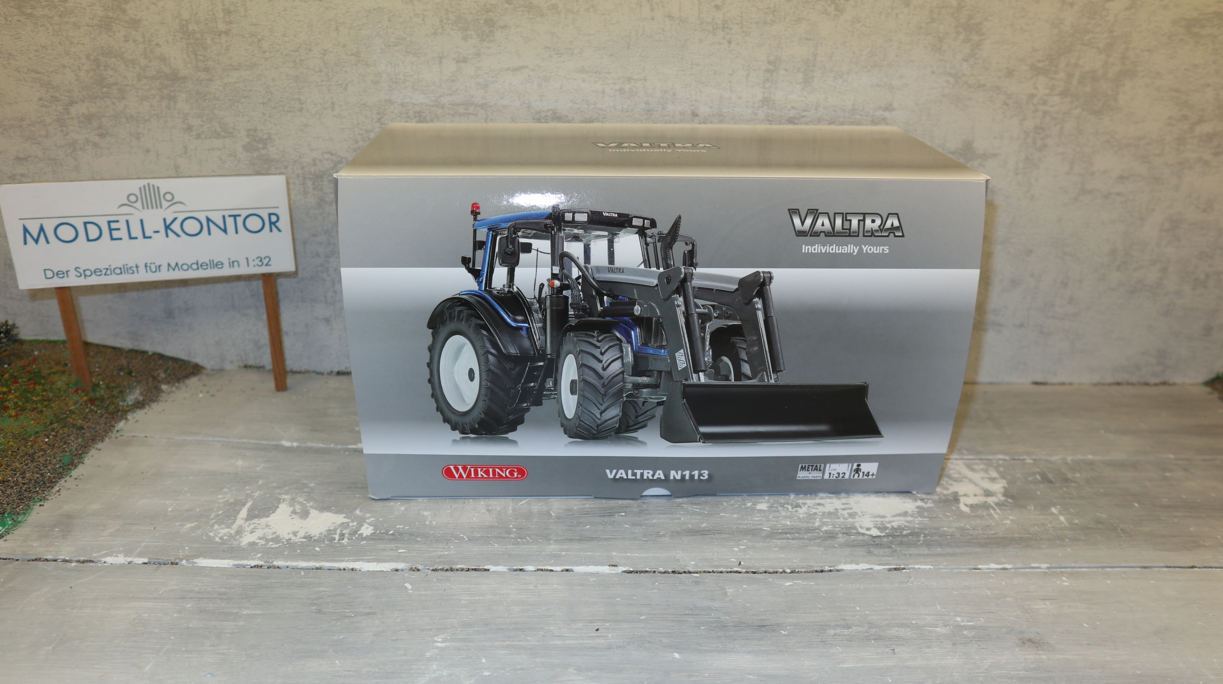 Wiking 42601990 in 1:32, VALTRA N113 blaumetallic mit Frontlader, NEU in OVP