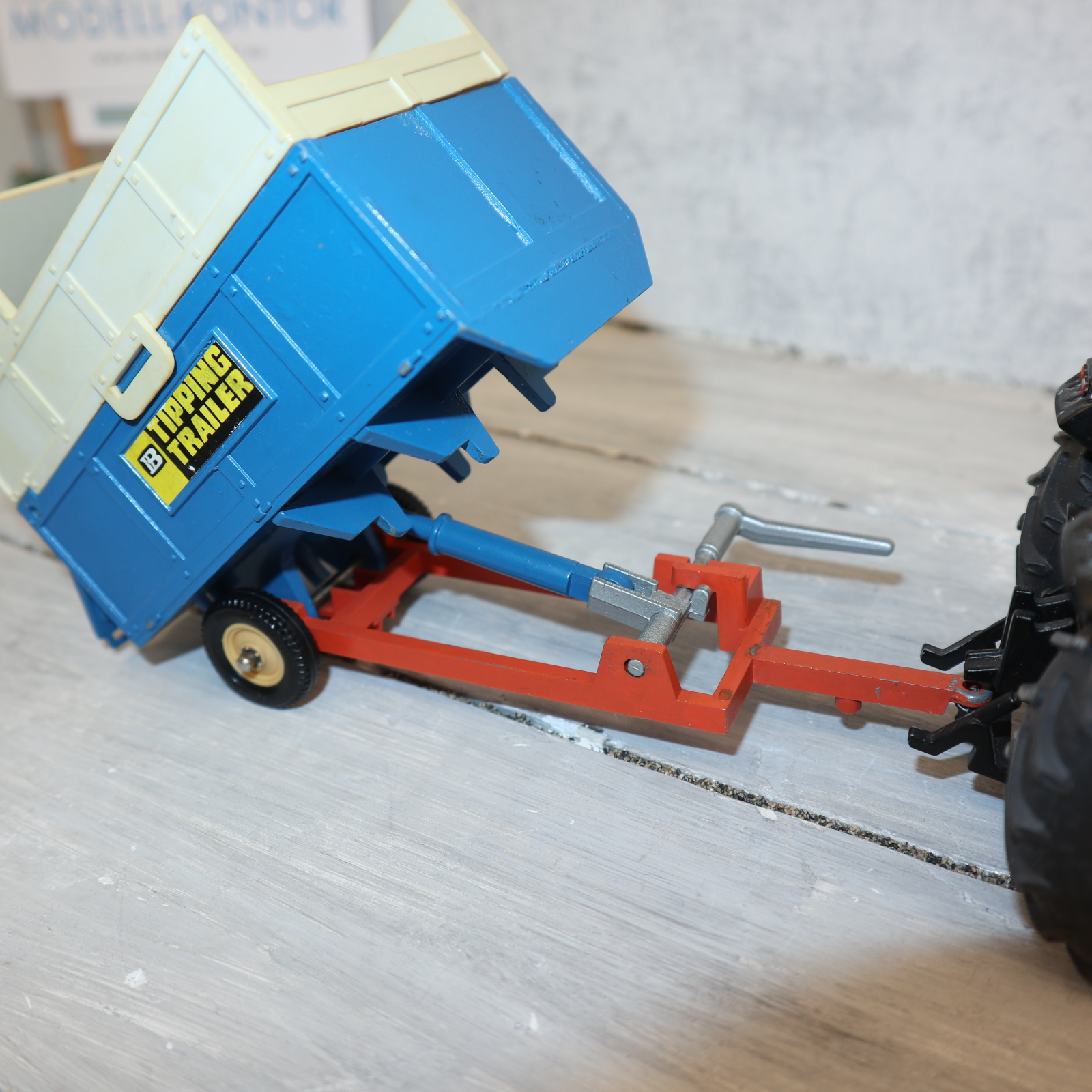 Britains 9566 in 1:32  Hochbord-Kipper als Ein-Achser , leicht bespielt aber komplett, aus den 70er-Jahren