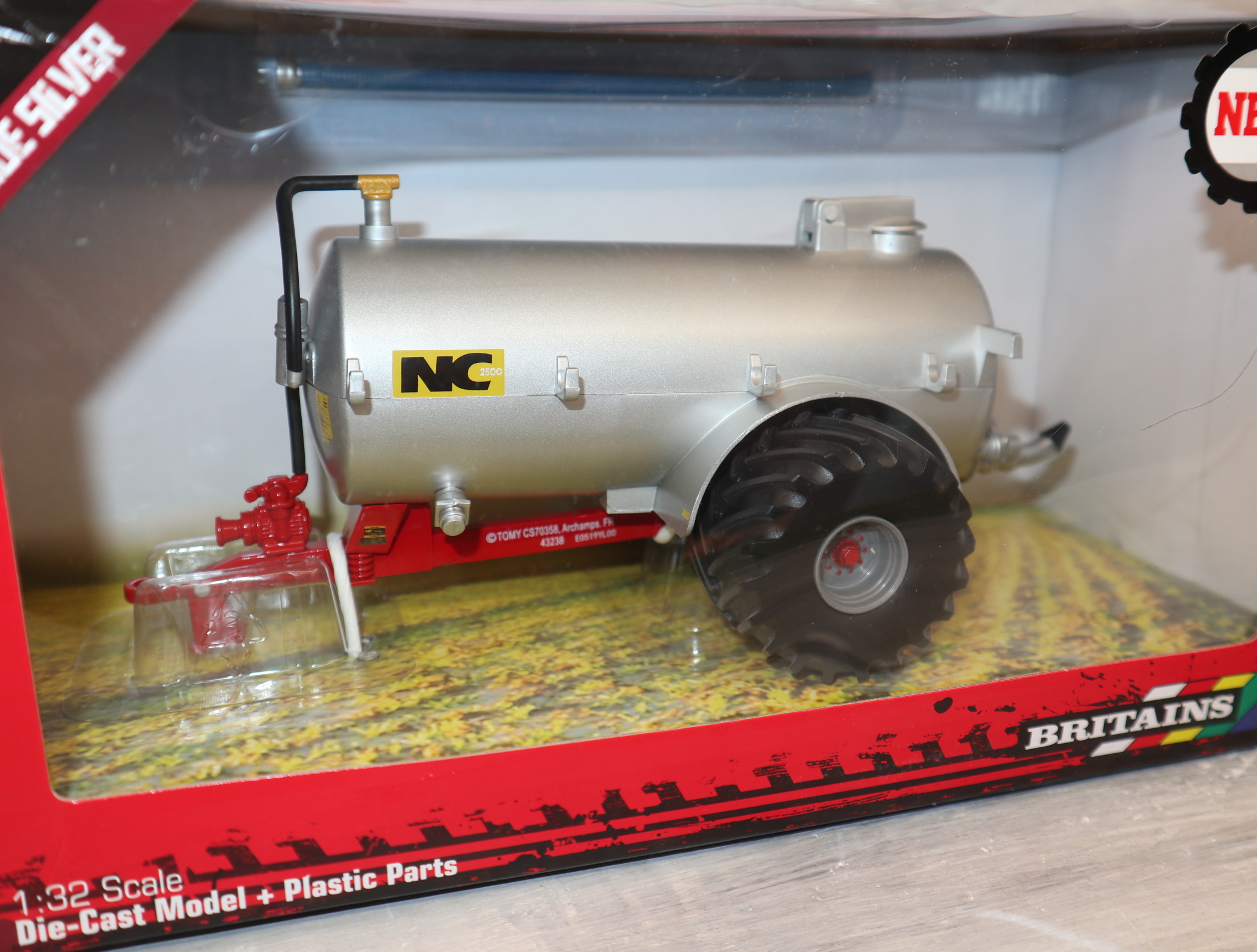 Britains 43238 in 1:32,  NC Vakuum-Fasswagen silber mit Breitreifen, NEU in OVP