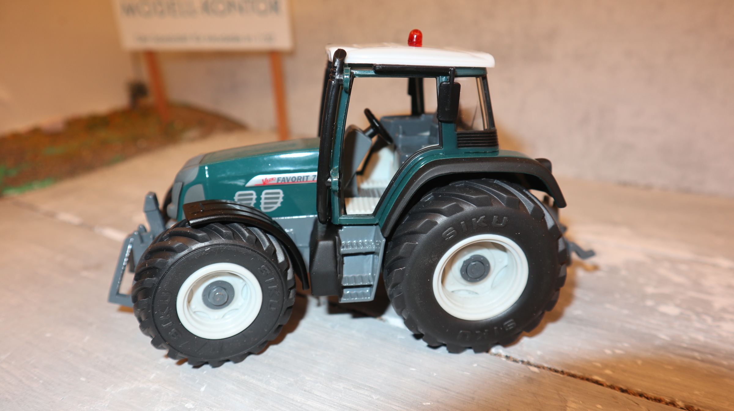 Siku 2965 in 1:32, Fendt 716 petrol Vorführschlepper, NEU in OVP