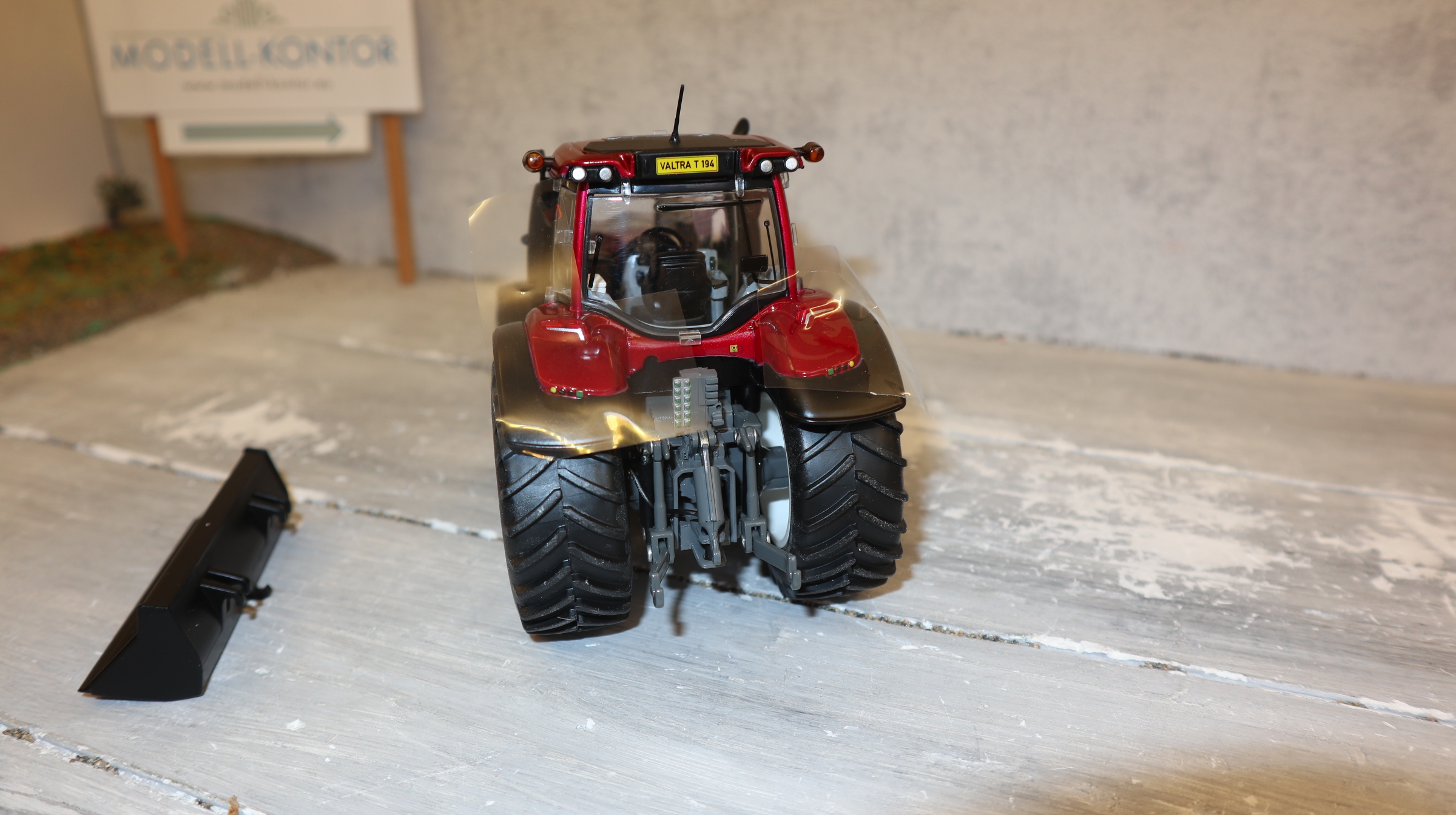 Wiking 077815 in 1:32, VALTRA T194 weinrot mit Frontlader, NEU in OVP