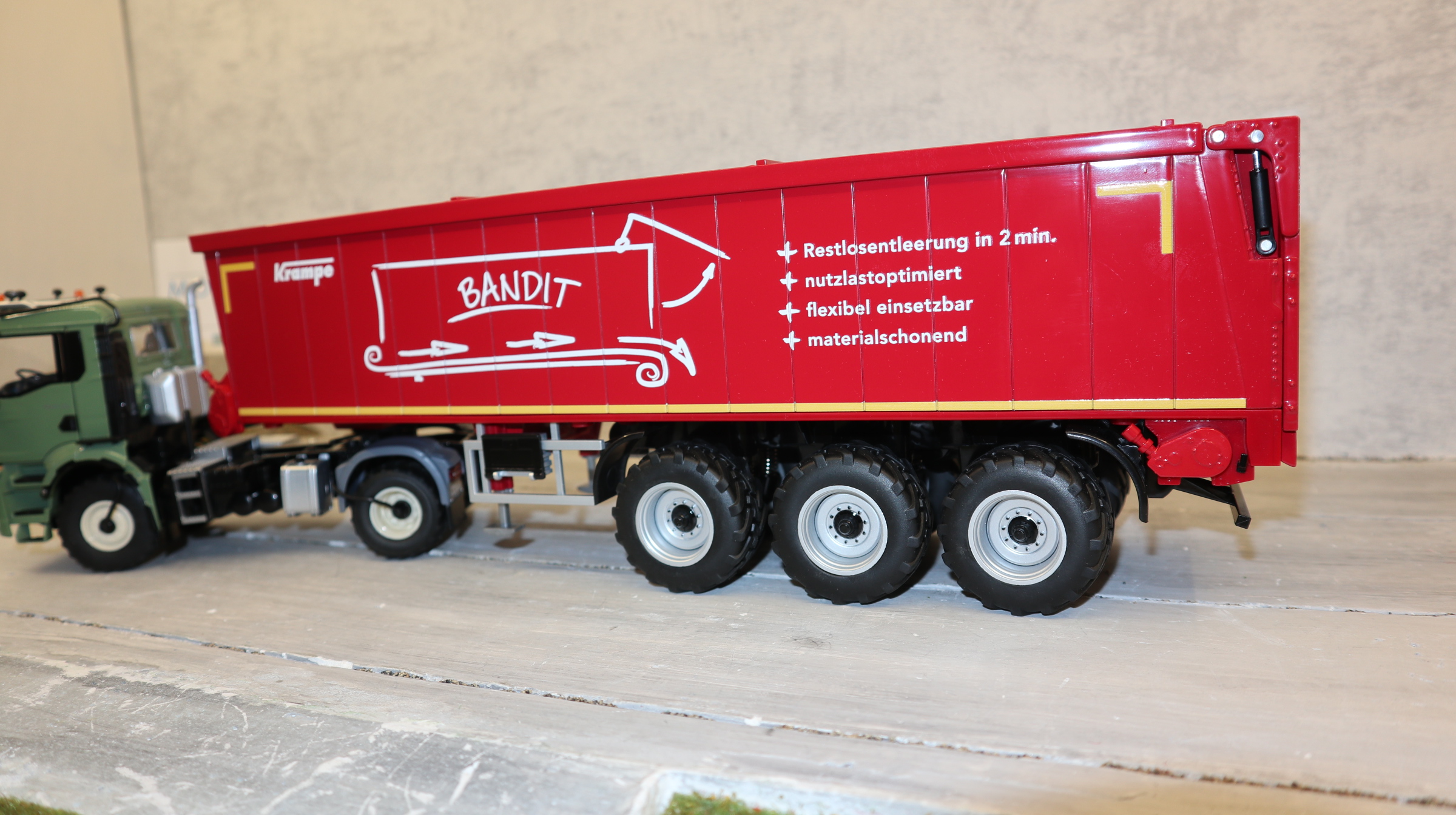 Wiking 077653  + 077657 in 1:32 als SET,  MAN TGS 18.510 ROT und Bandwagen ROT,  NEU in OVP