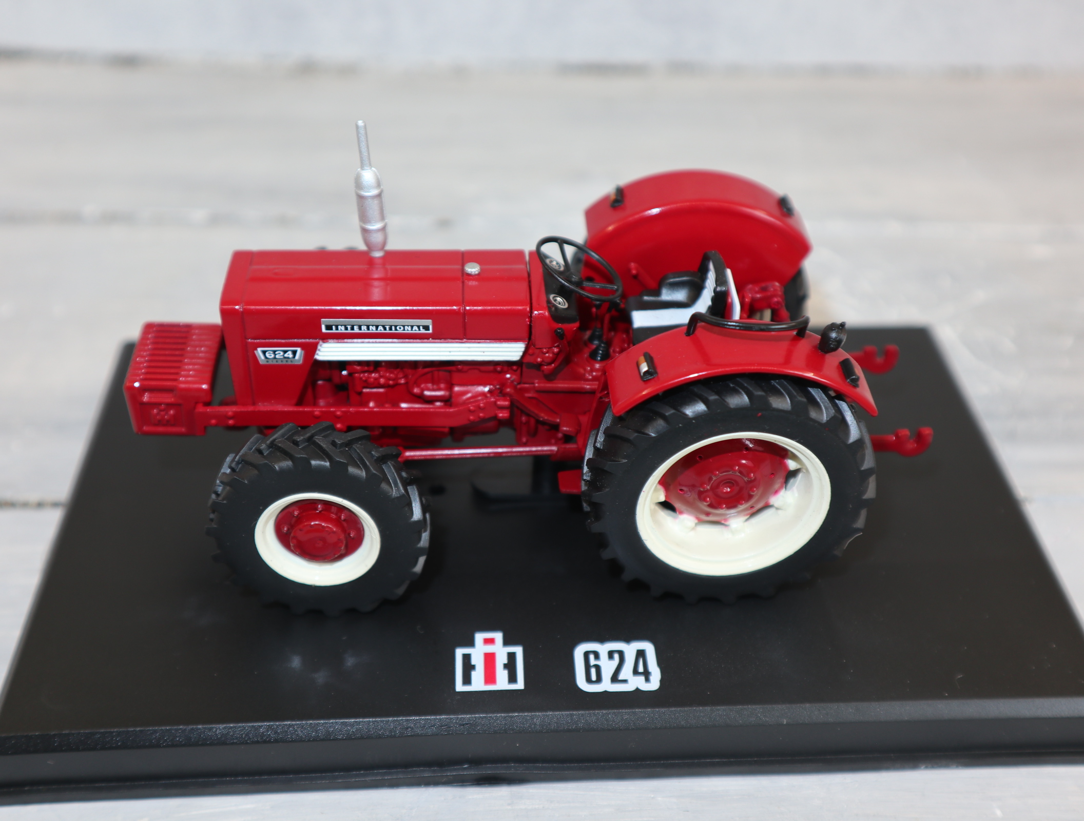 Replicagri 134 1:32 International IH 624 4x4 neu in OVP
