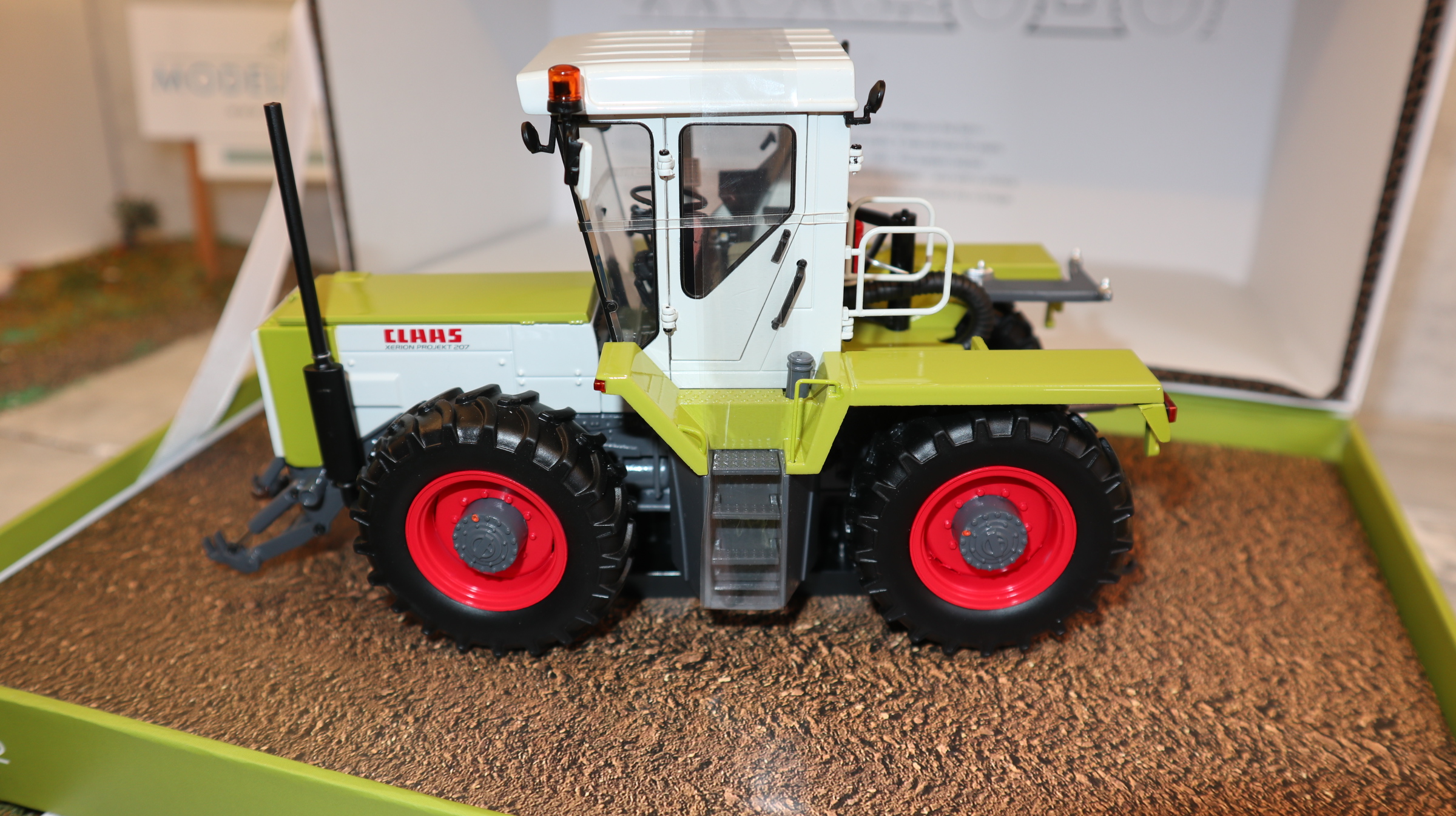 Weise Toys 02671720 in 1:32, Claas Xerion PROJEKT 207 GRÜN, NEU in OVP
