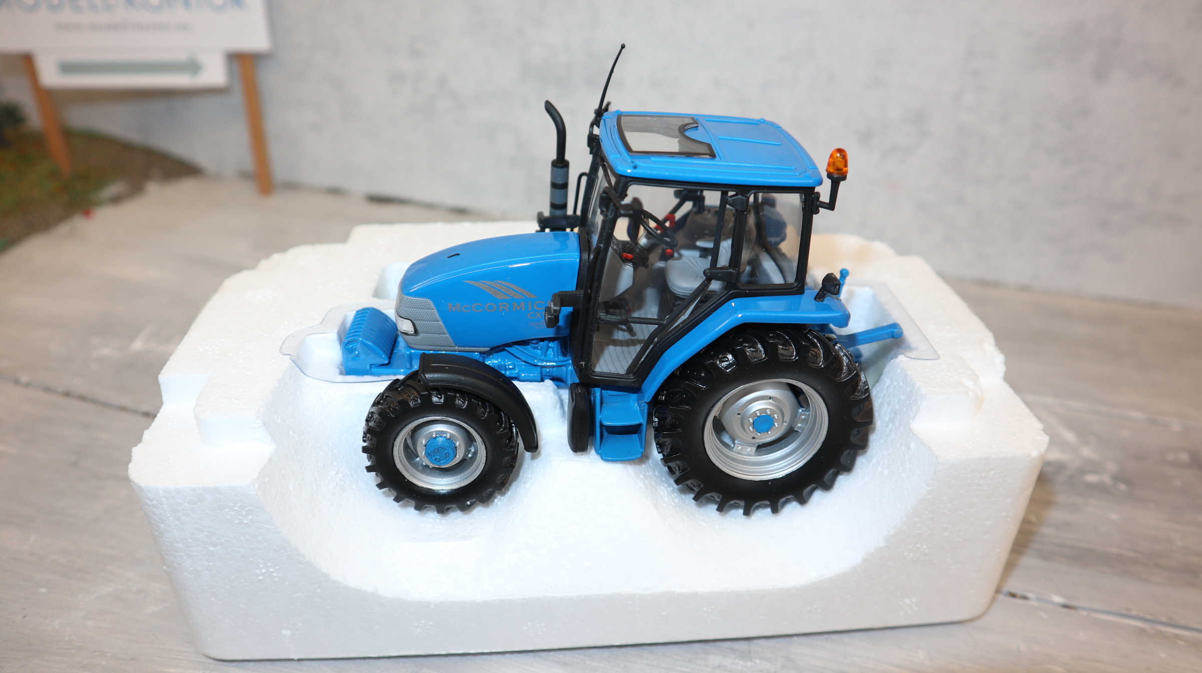 UH 2391 in 1:32,  Mc Cormik CX 105 in BLAU, Sondermodell aus UK, NEU in OVP