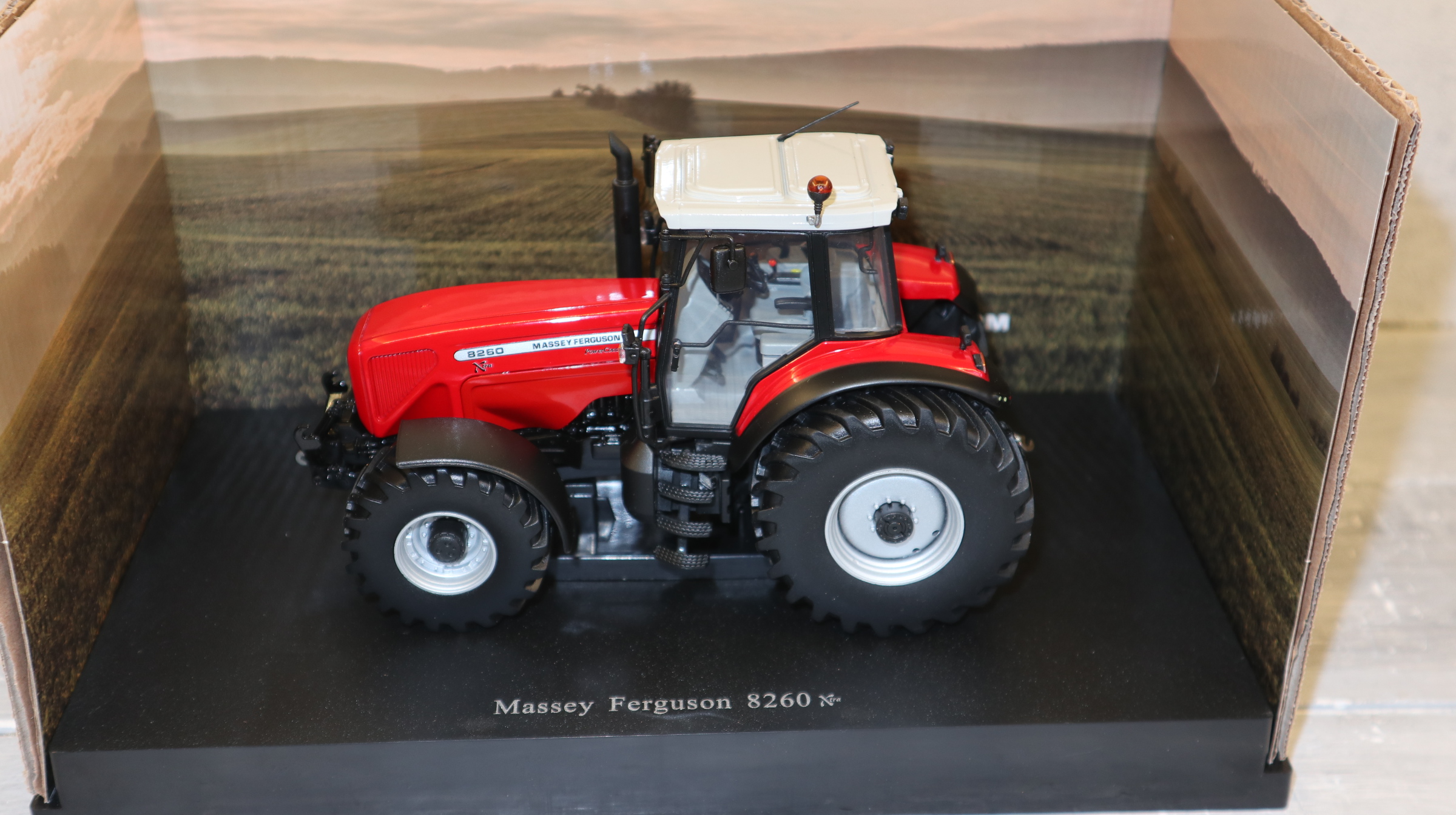 Universal Hobbies UH 5351 in 1:32,  Massey Ferguson 8260 Xtra,  NEU in OVP