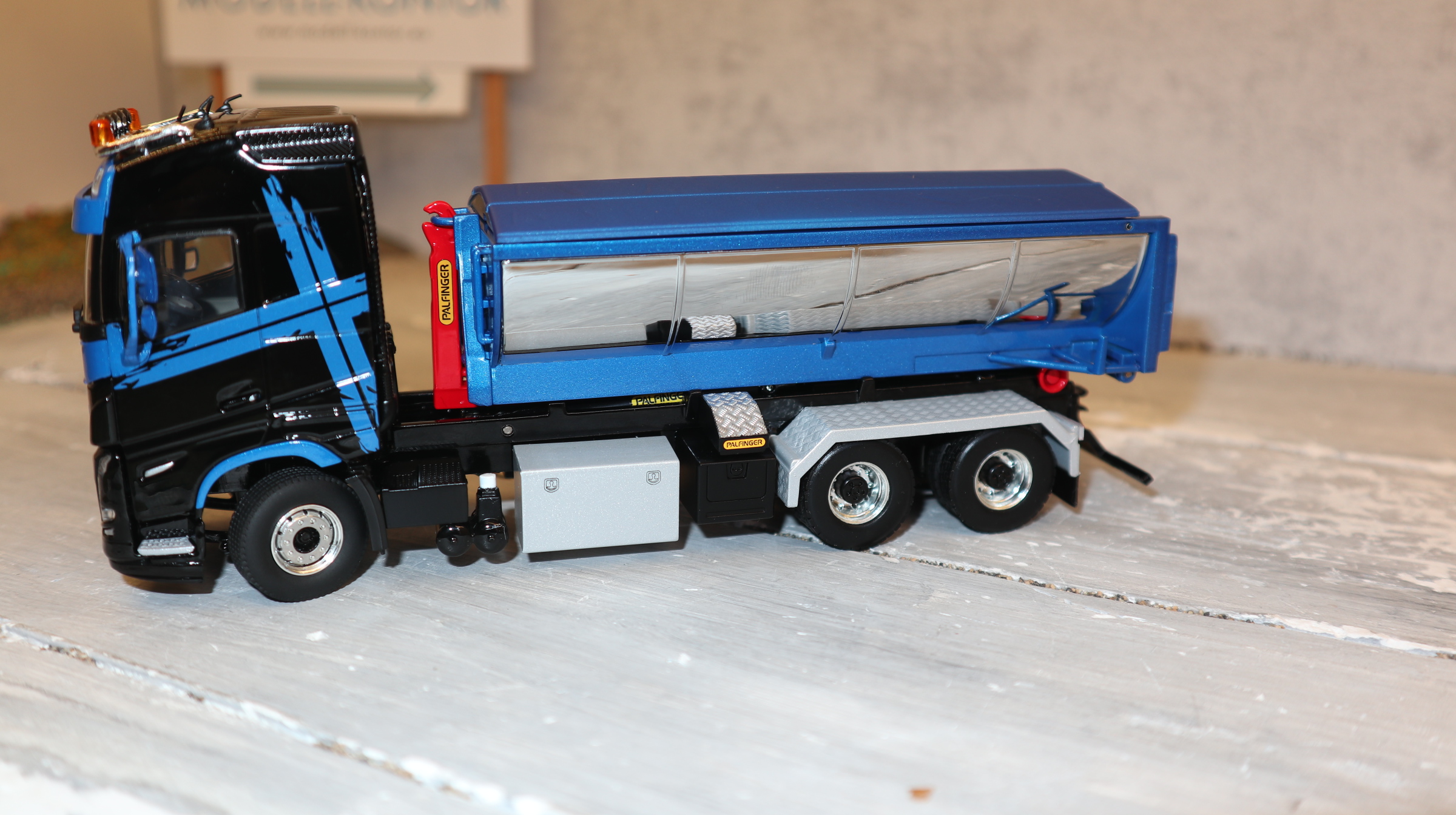 WSI 02-3794 in 1:50, Volvo FH5 6x4 schwarz-blau Palfinger Abroller + Thermomulde  NEU in OVP