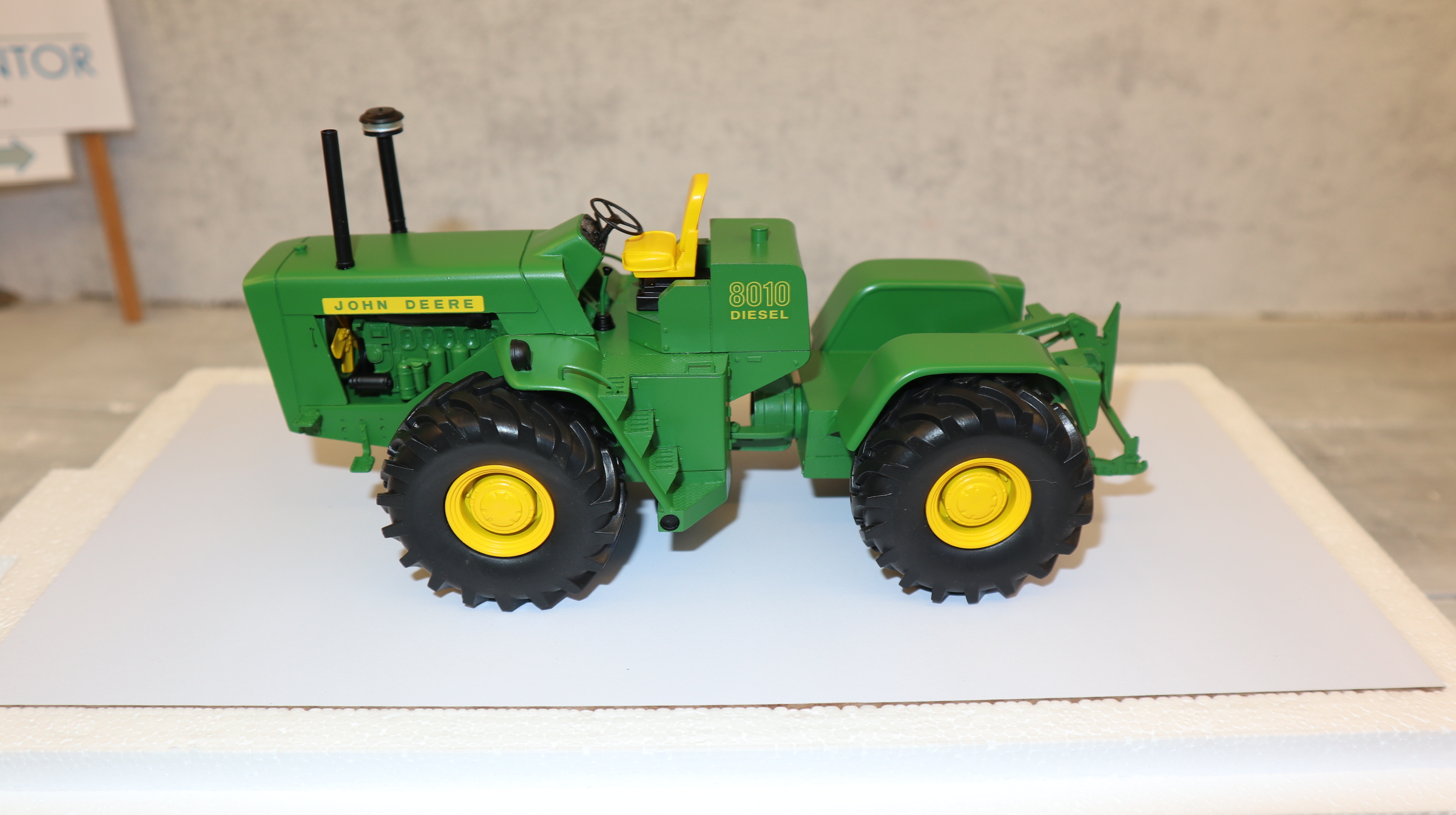 Schuco Pro 9166 in 1:32, John Deere 8010, NEU in OVP