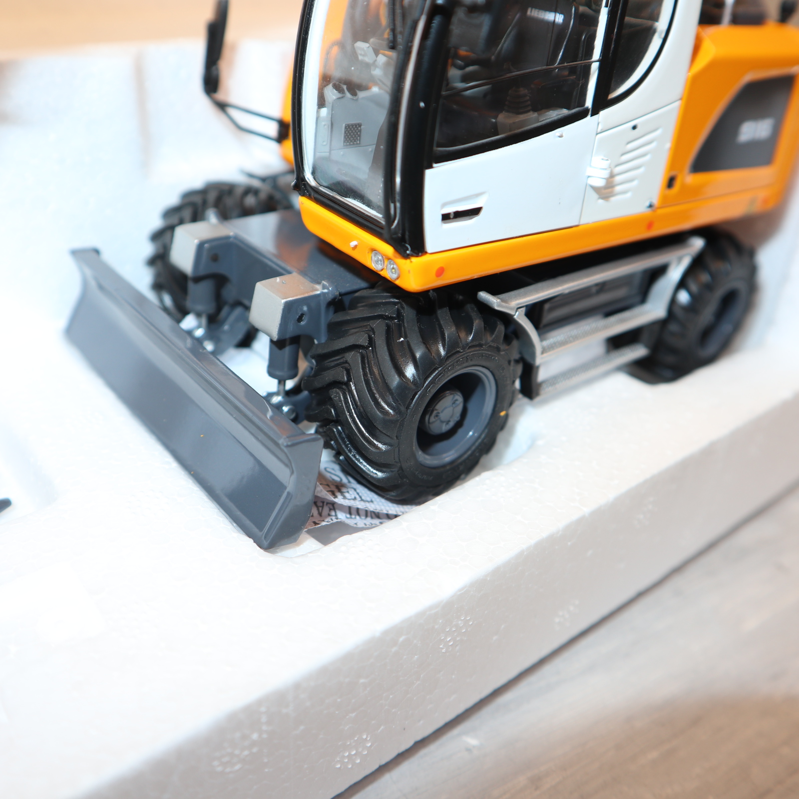 AT Collections 3200140 in 1:32  LIEBHERR A916 4WD Radbagger in gelb mit NOKIAN-Reifen NEU in OVP