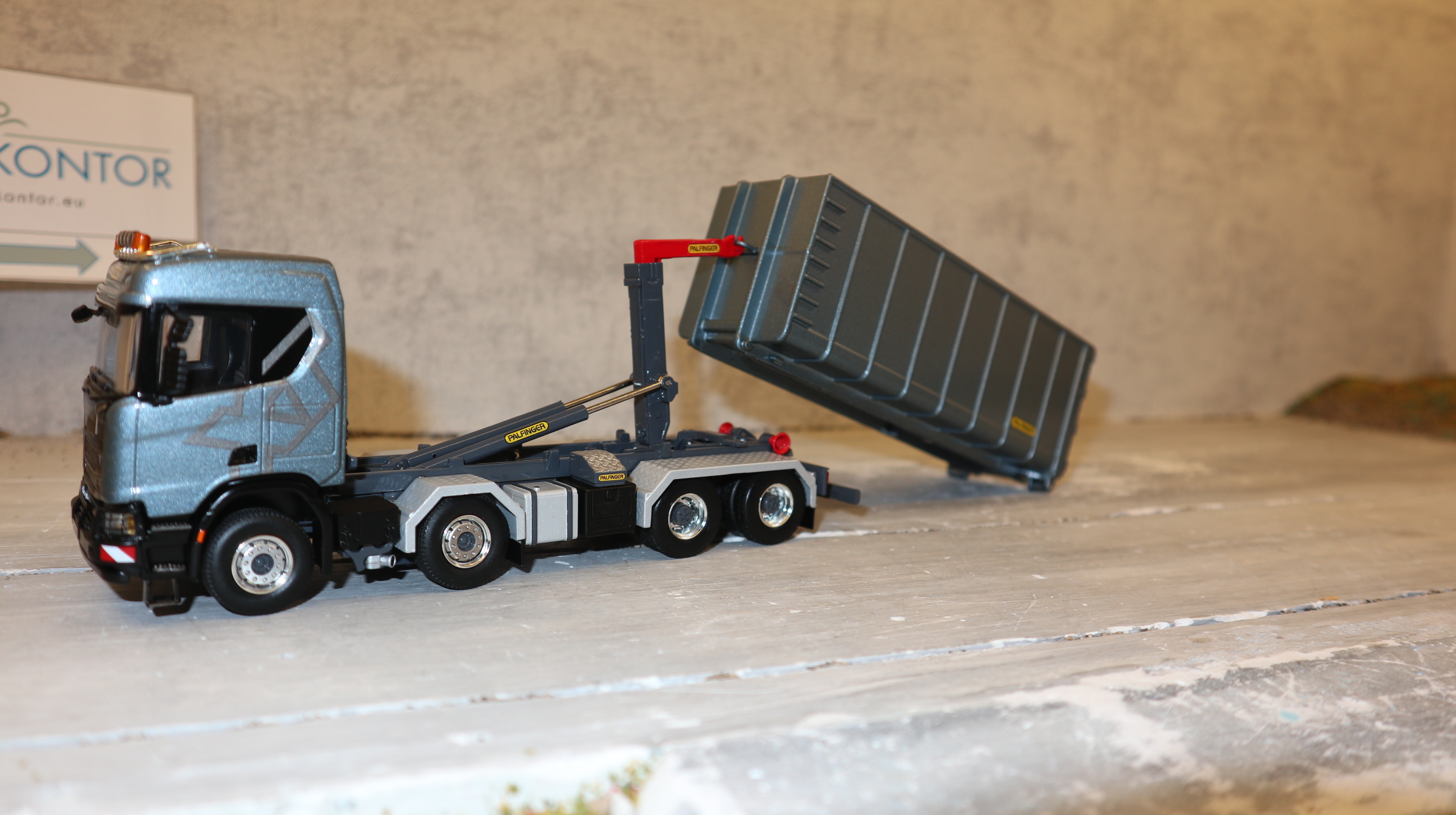 WSI 02-3793 in 1:50, SCANIA CR20 8x4 mit Palfinger Abroller und 40-cbm-Container,  NEU in OVP
