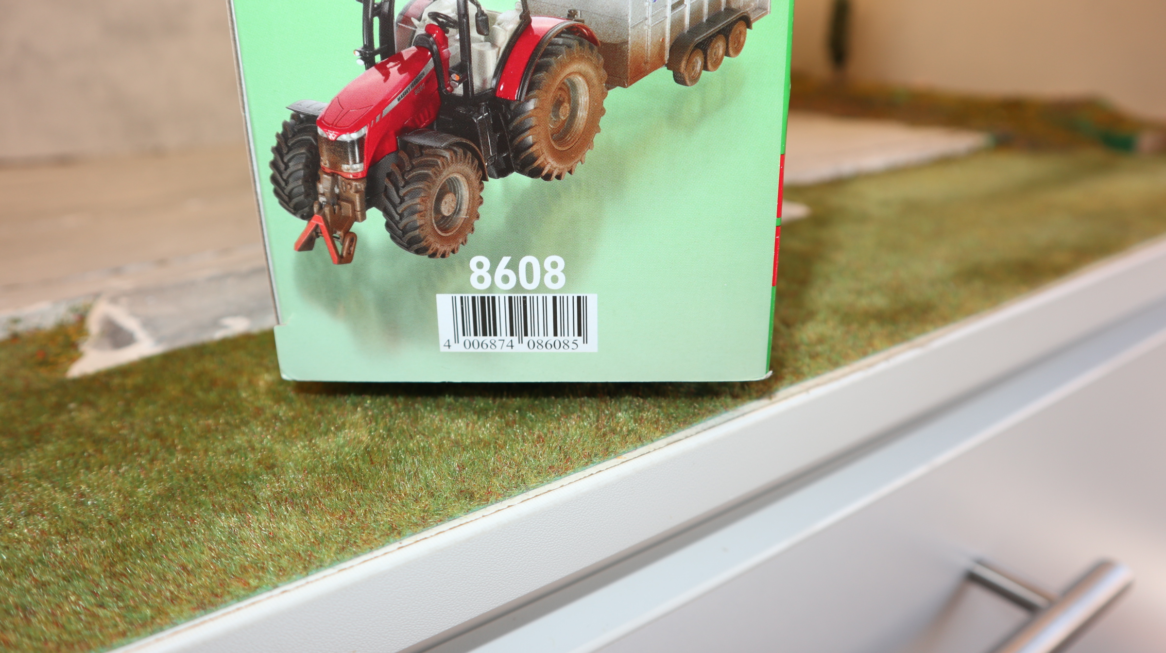 Siku 8608 in 1:32,  MF 8680 mit Viehanhänger, Sondermodell IRLAND "DIRTY", NEU in OVP