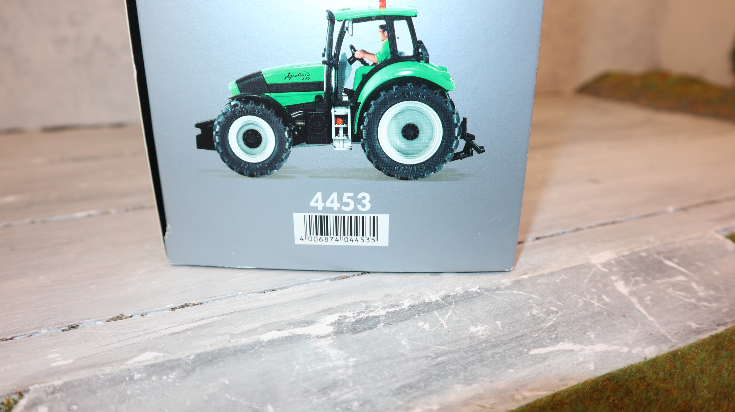 Siku 4453 in 1:32,  Deutz Agrotron 235, Sondermodell FarmerPlus, NEU in OVP