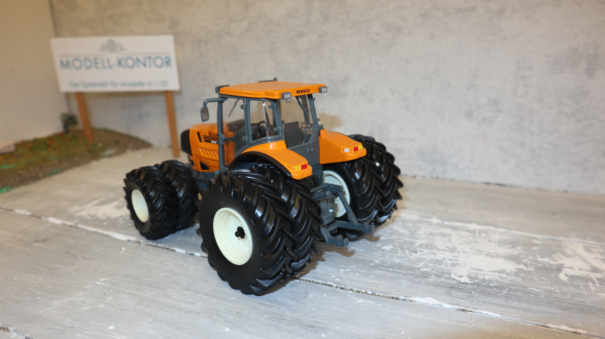 Universal Hobbies UH 2957 in 1:32, Renault Atles 935 Zwillingsreifen, NEU in OVP