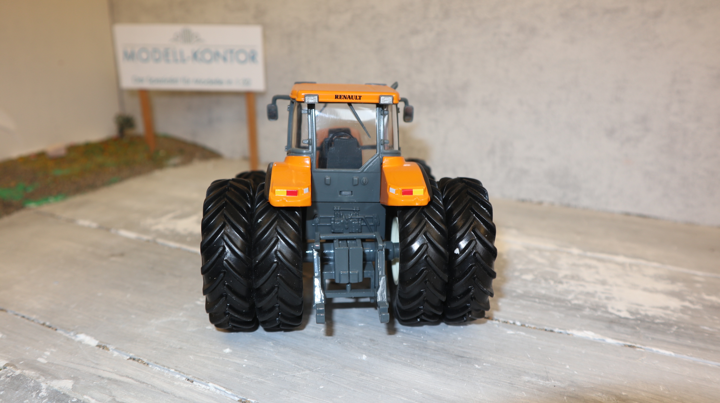 Universal Hobbies UH 2957 in 1:32, Renault Atles 935 Zwillingsreifen, NEU in OVP