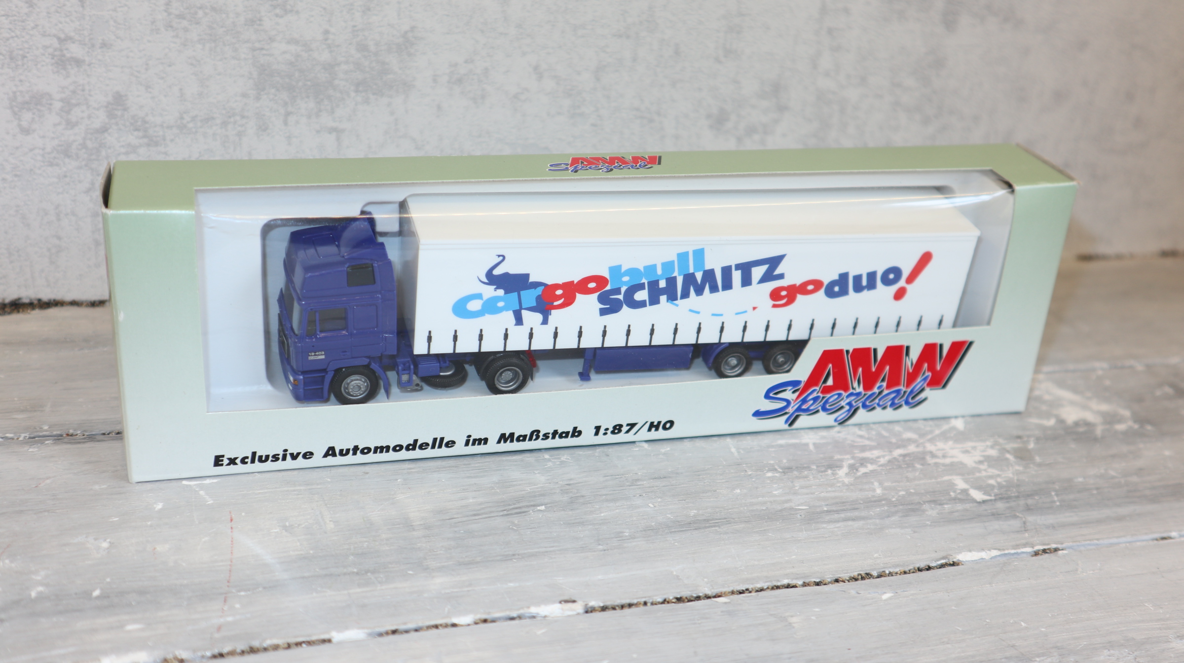 AMW 50766 in 1:87, SCHMITZ Cargobull, Plane mit MAN F2000 blau, Werbemodell,  NEU in OVP