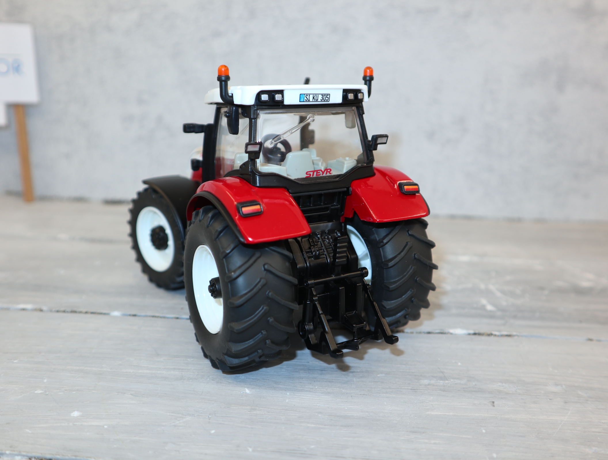 Siku 3283 in 1:32 STEYR  CVT6230 in rot / weiß - Sondermodell -Bild im Händlerkatalog, aber nicht erhältlich , NEU ohne OVP