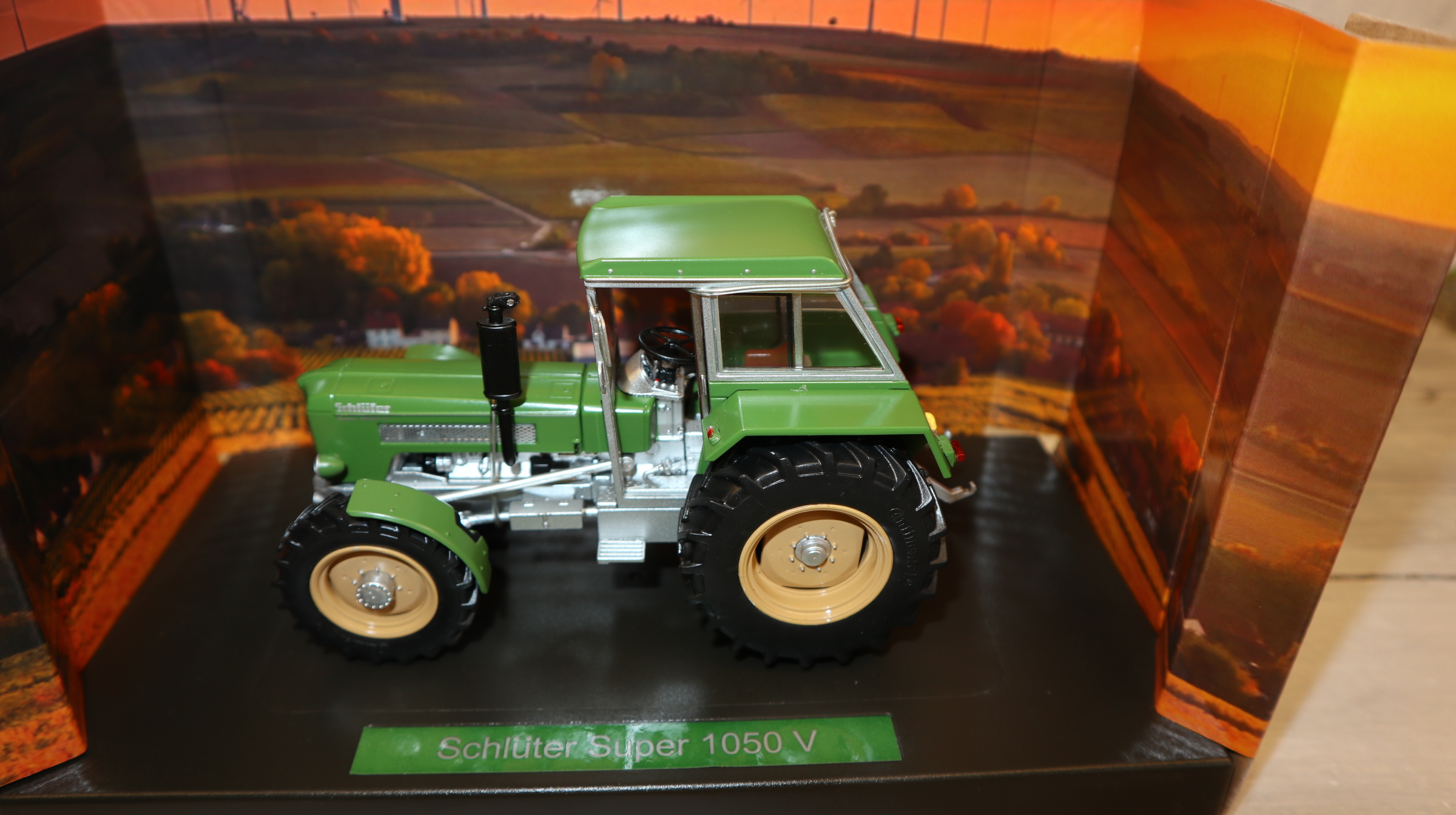 Weise Toys 1077 in 1:32, Schlüter Super 1050 V in GRÜN mit Kabine, NEU in OVP