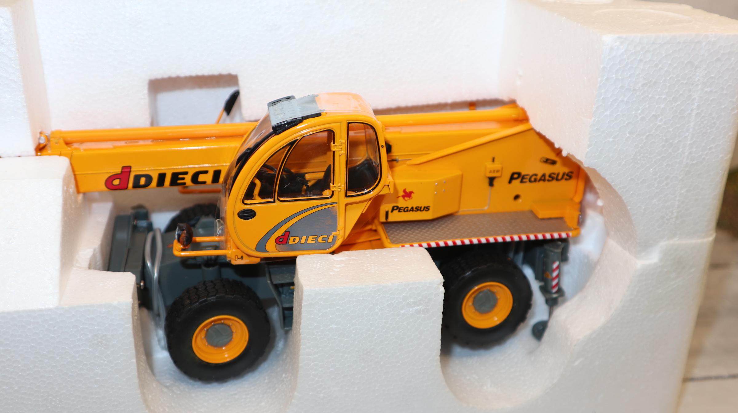 ROS 000988 in 1:32  DIECI Pegasus 40.25, Teleskoplader, NEU in OVP