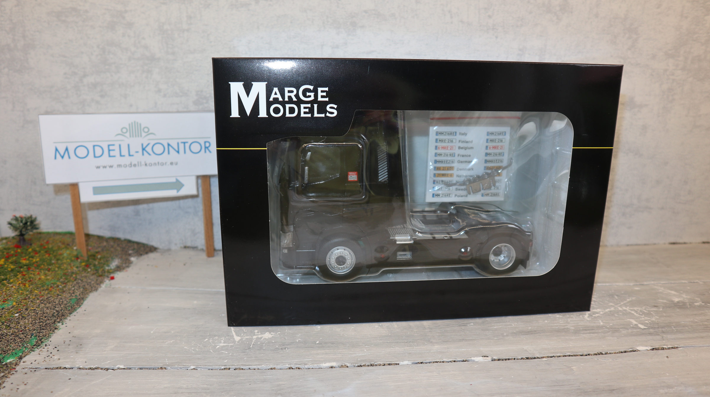 MarGe 2205-02 in 1:32,  RENAULT T 4x2 in schwarz als SZM, NEU in OVP