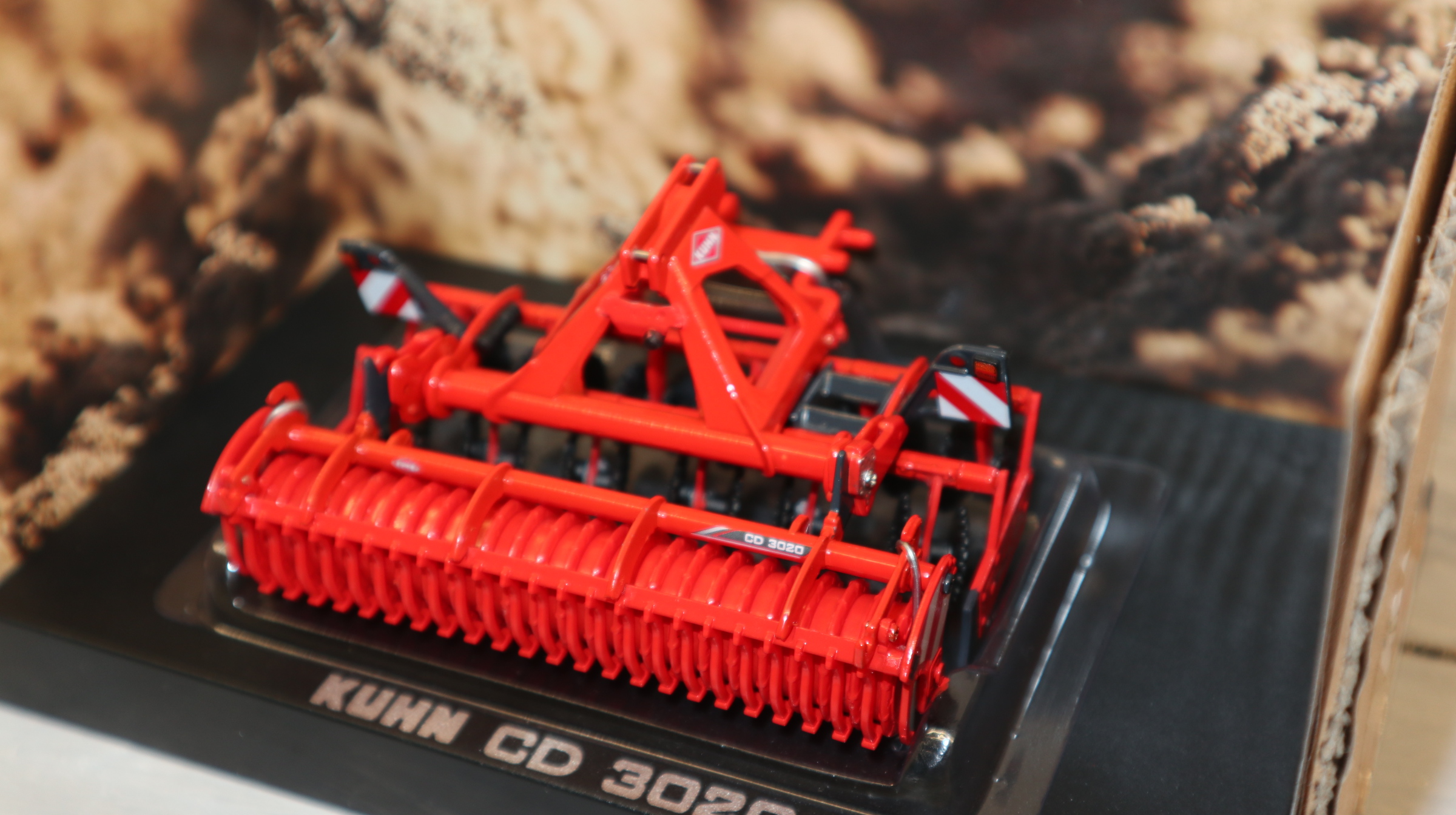 UH 5218 in 1:32  KUHN Kurzegge NEU in OVP
