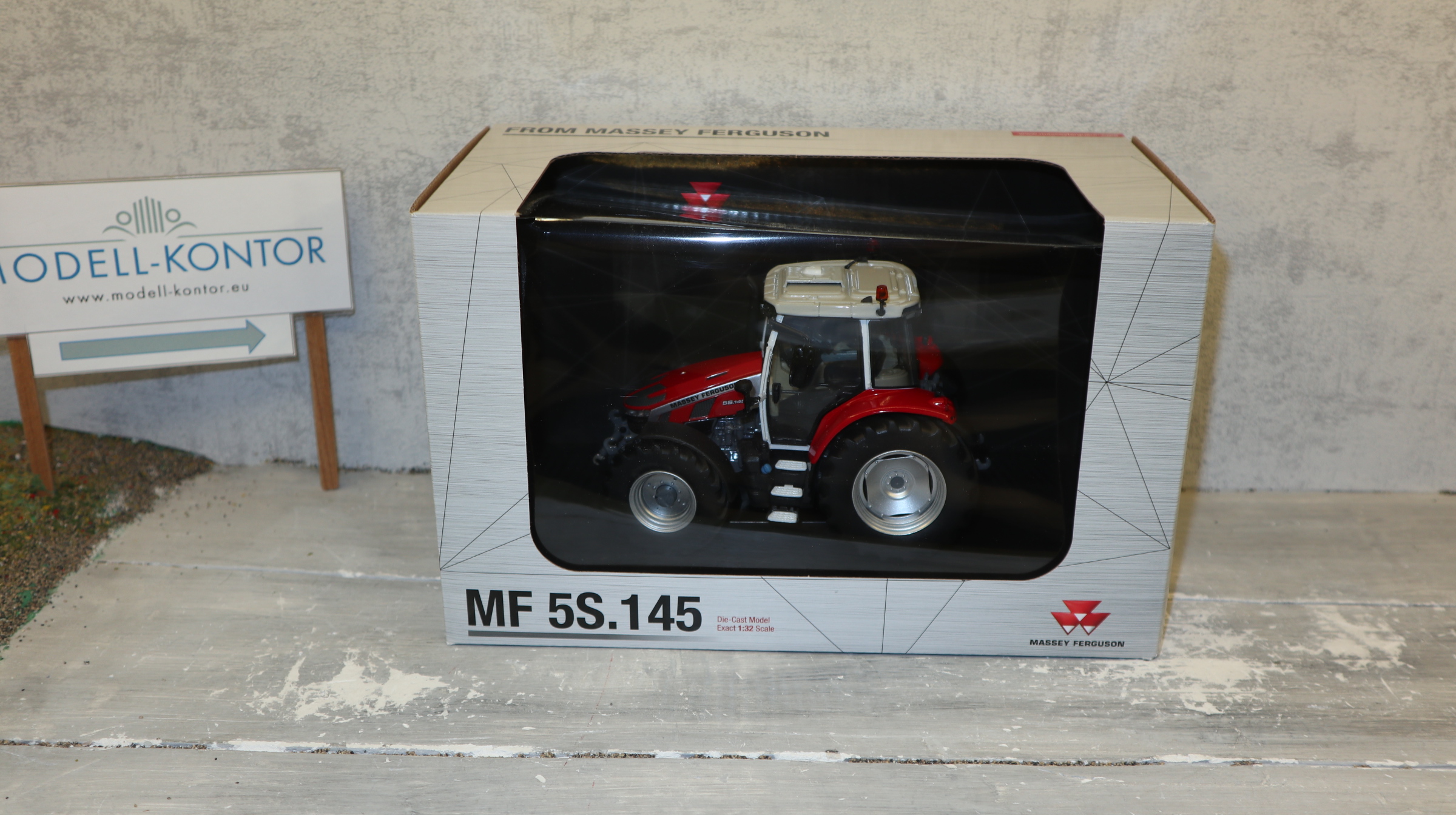 Universal Hobbies UH 6304 in 1:32,  Massey Ferguson 5S.145,  NEU in OVP