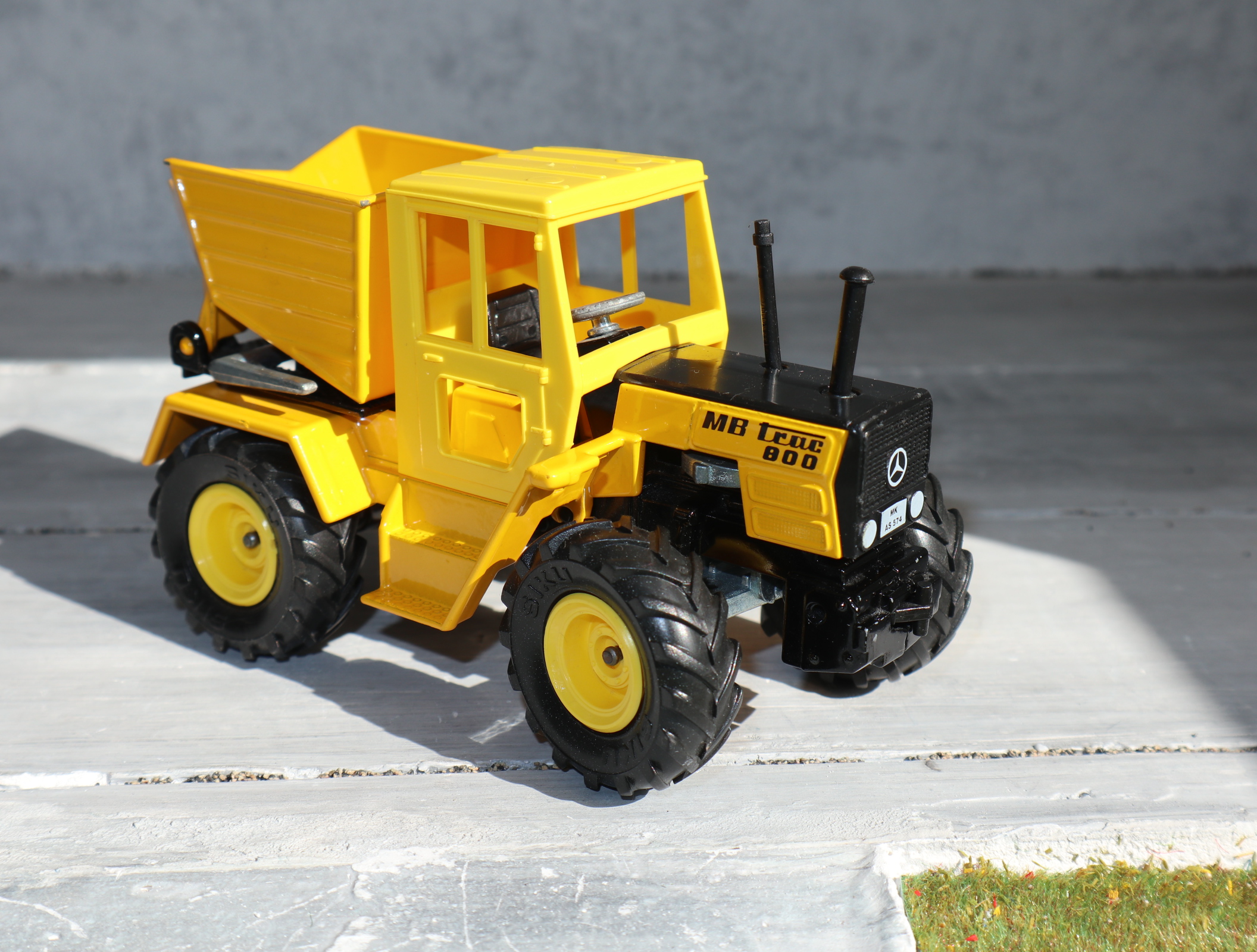 Siku 2951 in 1:32,  MB Trac 800 mit Kippmulde in GELB, NEU in OVP