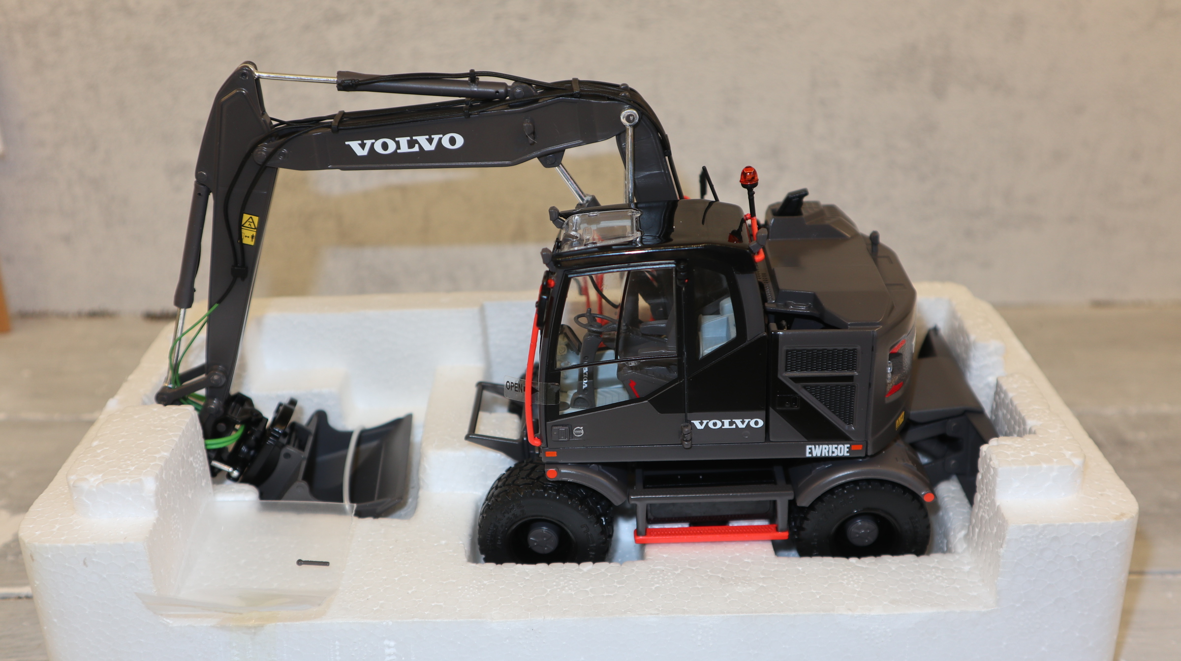 AT Collections AT3200116 in 1:32,  VOLVO EWR150E BLACKLINE Radbagger , NEU in OVP