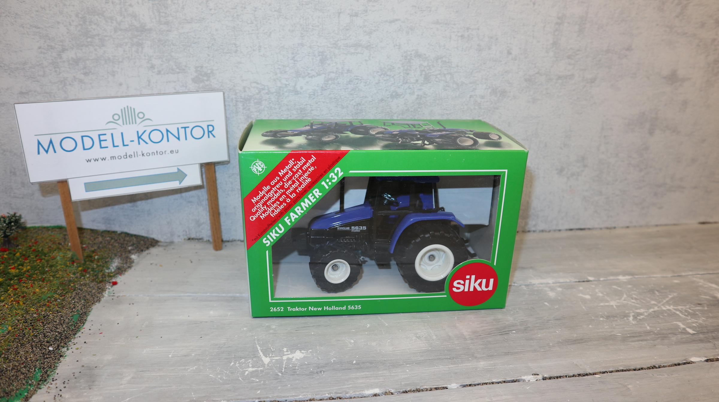 Siku 2652 in 1:32,  New Holland 5635 in Blau mit Breitreifen, NEU in OVP