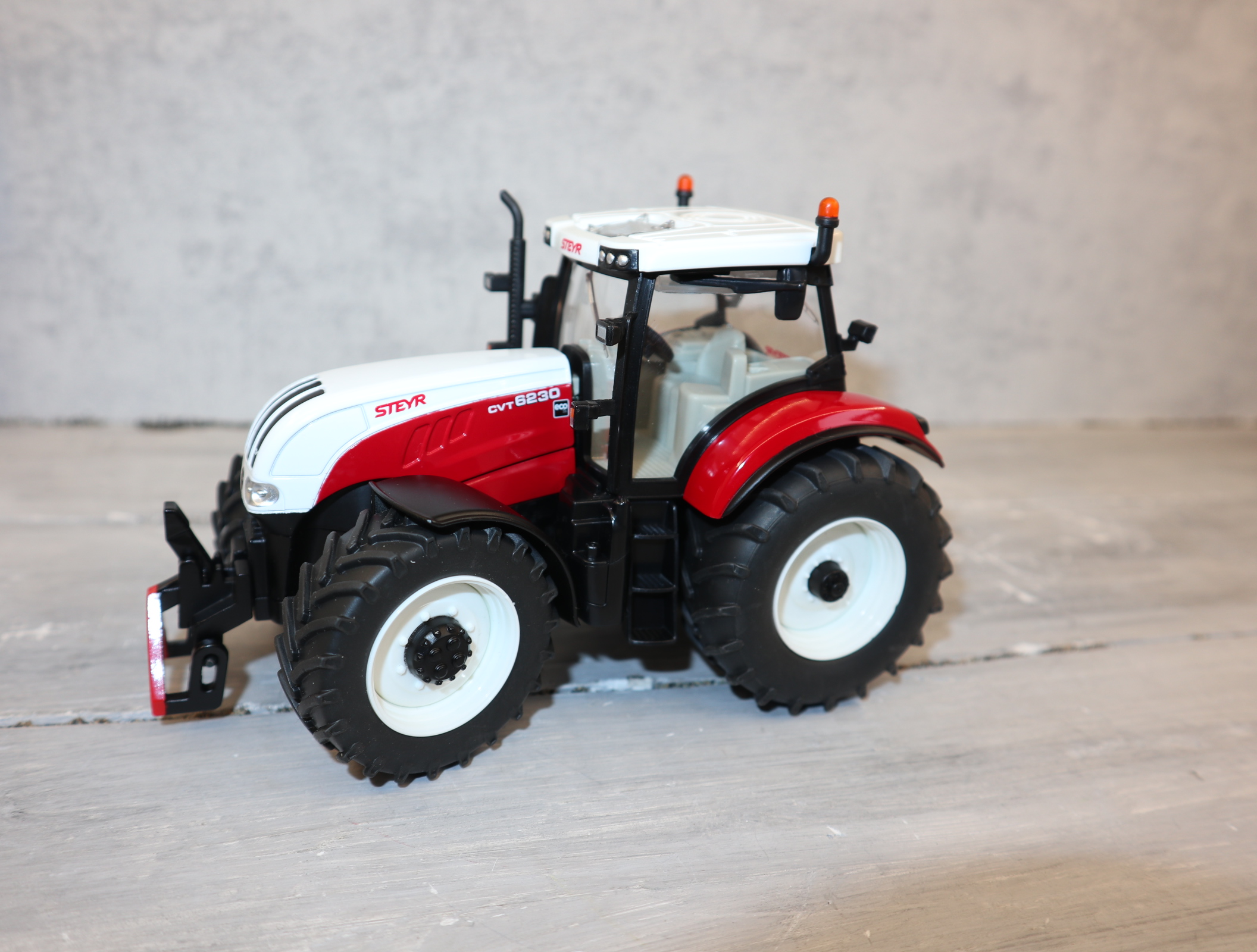 Siku 3283 in 1:32 STEYR  CVT6230 in rot / weiß - Sondermodell -Bild im Händlerkatalog, aber nicht erhältlich , NEU ohne OVP