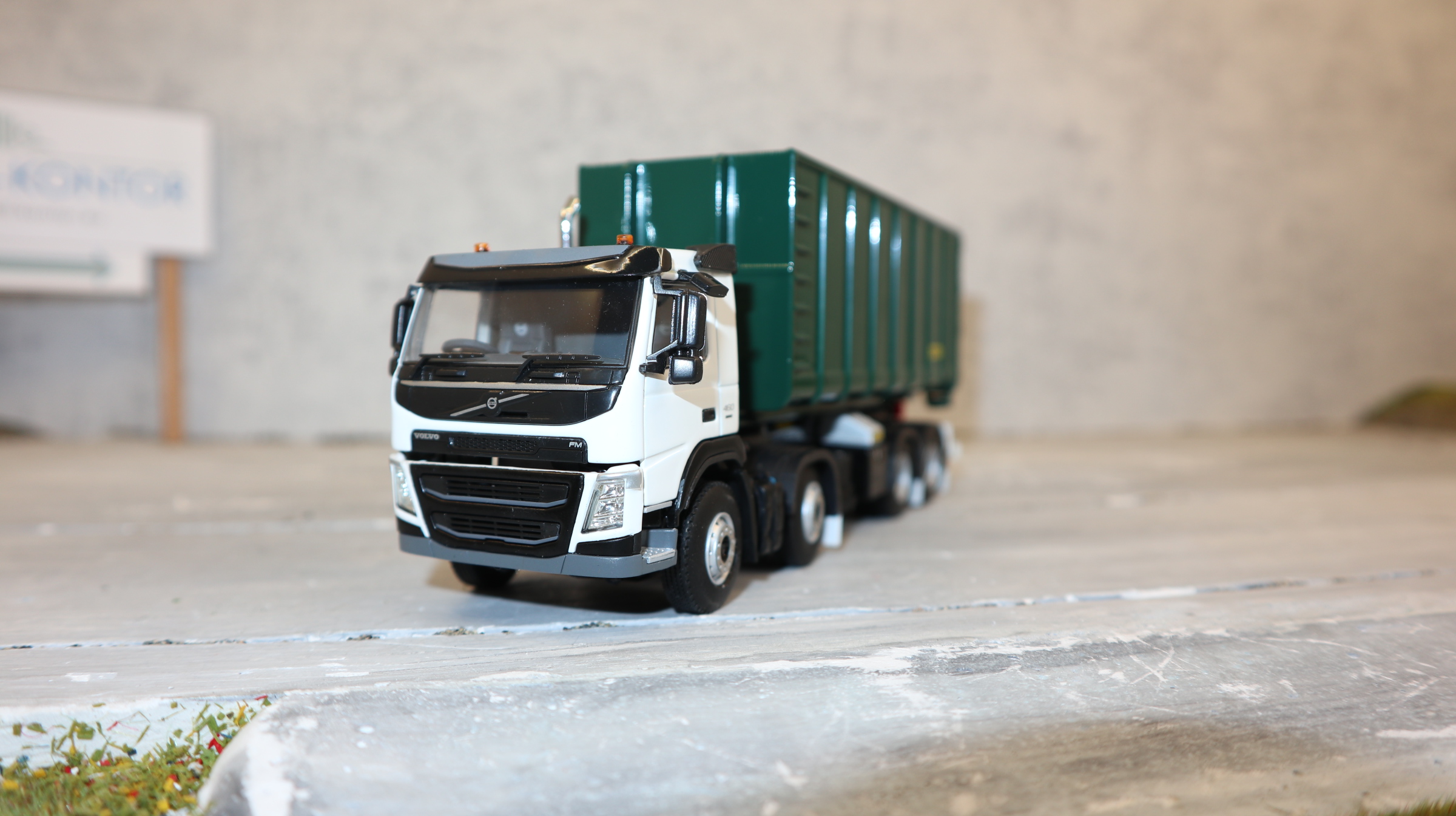 WSI 02-2428 in 1:50, VOLVO FM 8x4 Day Cab für Australien, Abroller PALFINGER mit Hochmulde, NEU in OVP