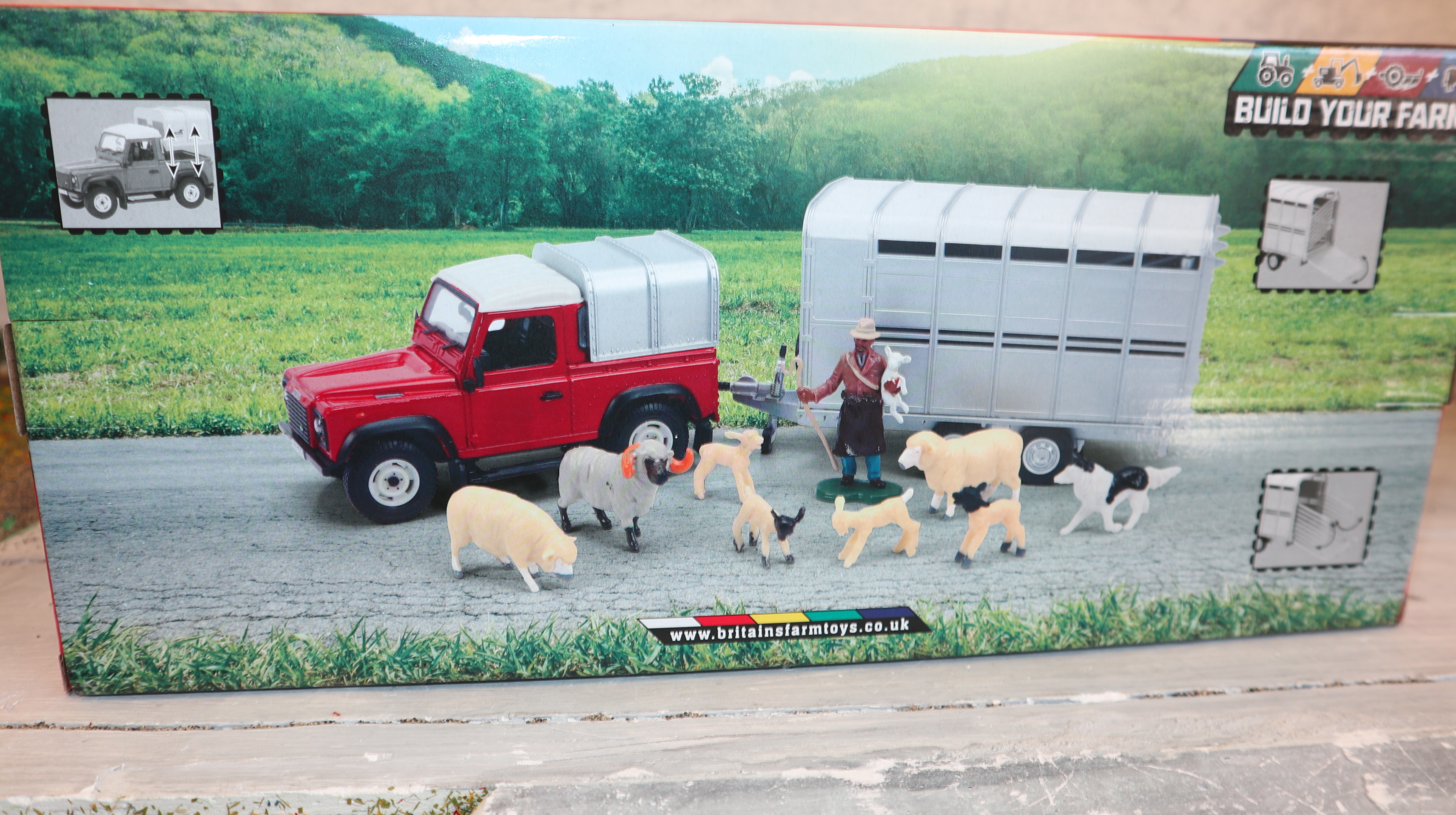 Britains 43138 in 1:32, Land Rover mit Anhänger und Schafherde, NEU in OVP